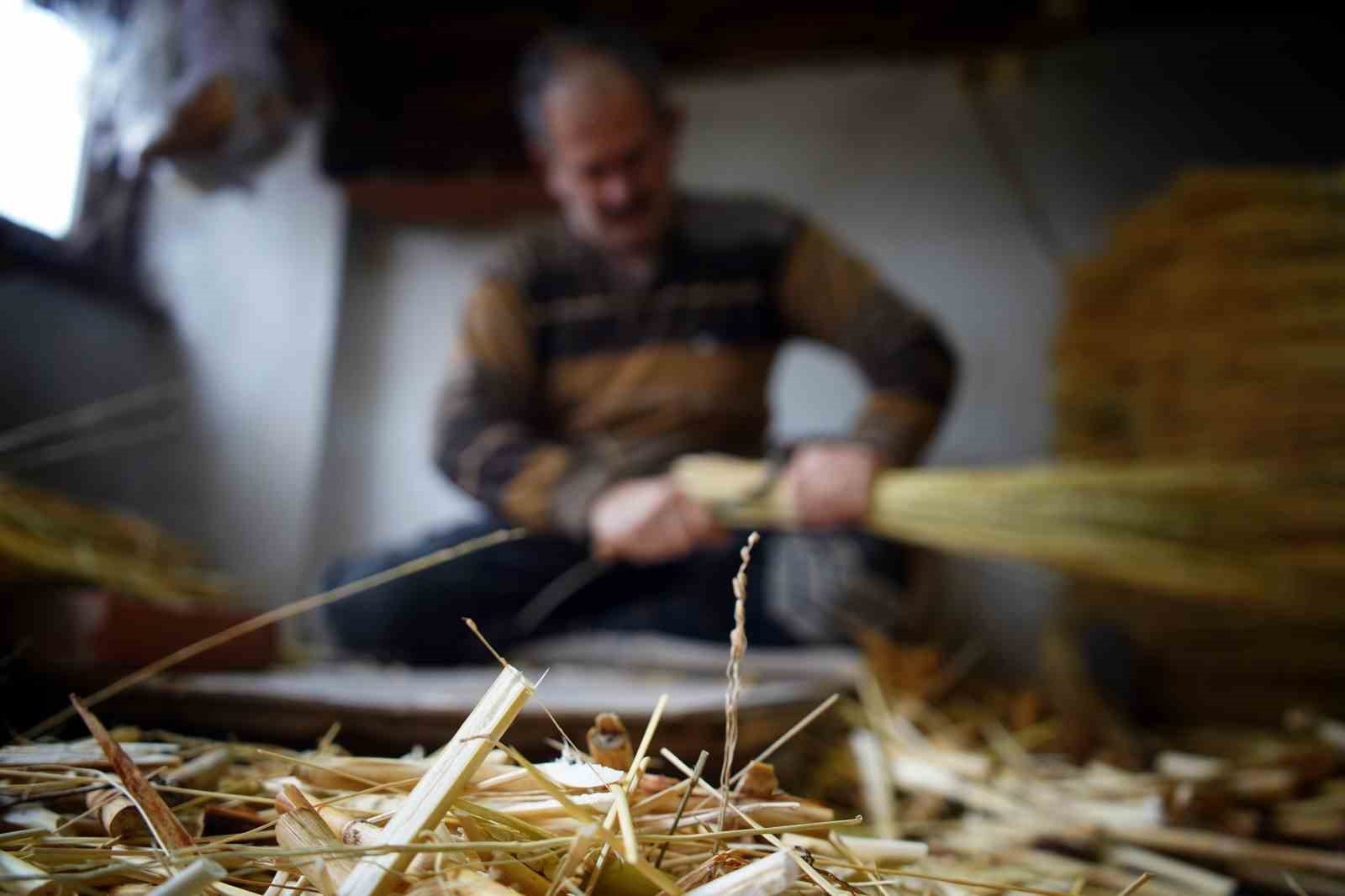 Bir zamanların vazgeçilmeziydi, şimdi yok oluyor: Ot süpürgelerde son ustalar
