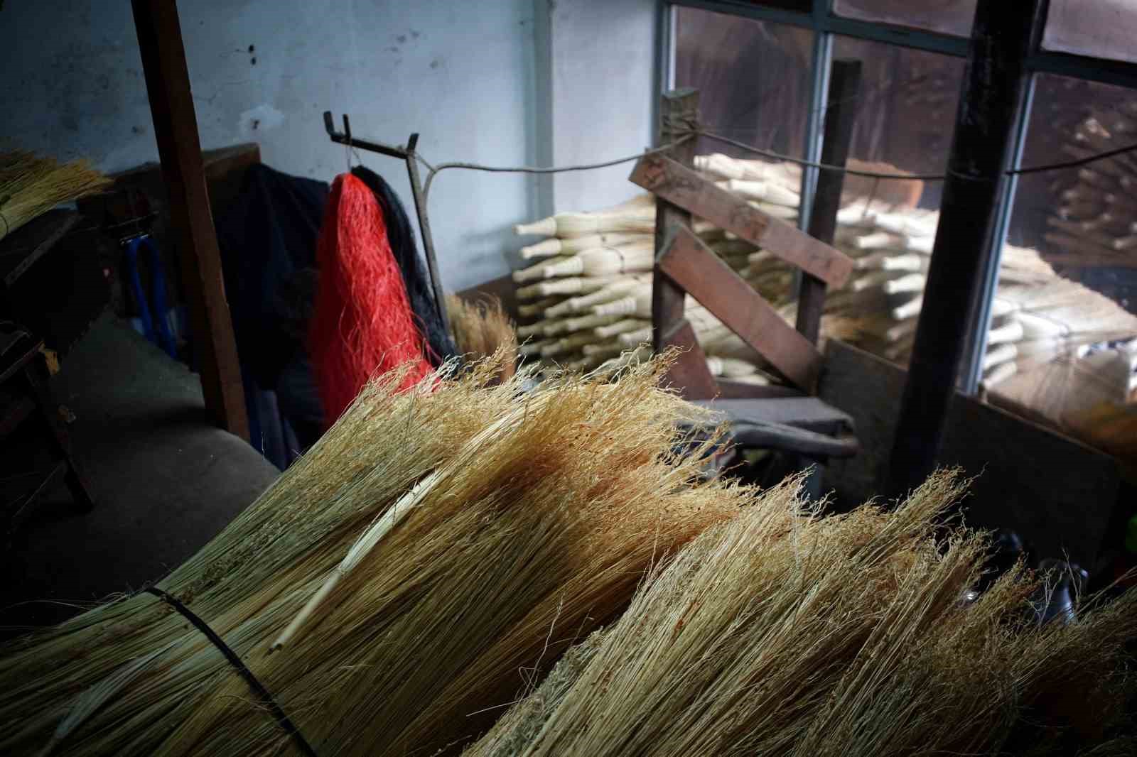 Bir zamanların vazgeçilmeziydi, şimdi yok oluyor: Ot süpürgelerde son ustalar
