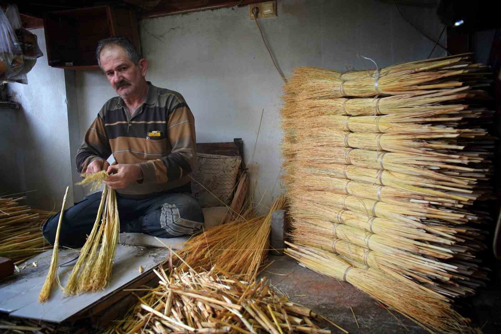 Bir zamanların vazgeçilmeziydi, şimdi yok oluyor: Ot süpürgelerde son ustalar
