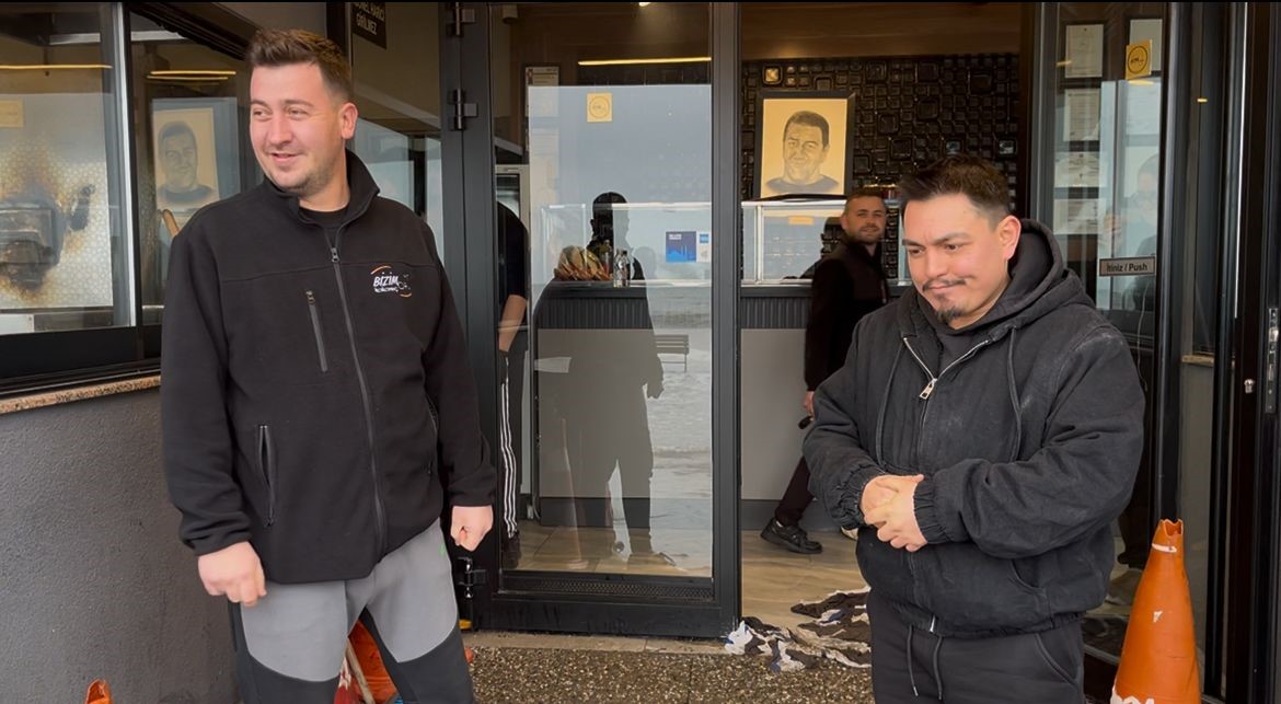 "Birazdan balıklar gelir" dedi, kuşlar sahil yolunda avladı
