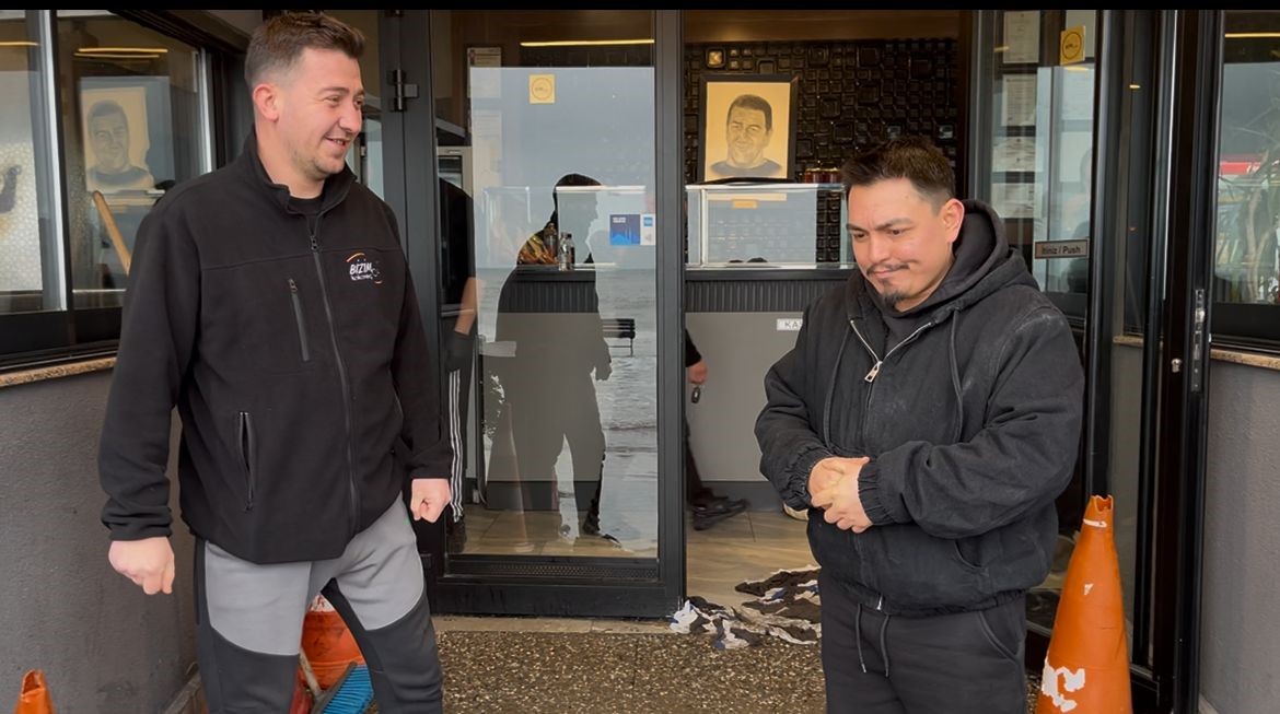 "Birazdan balıklar gelir" dedi, kuşlar sahil yolunda avladı
