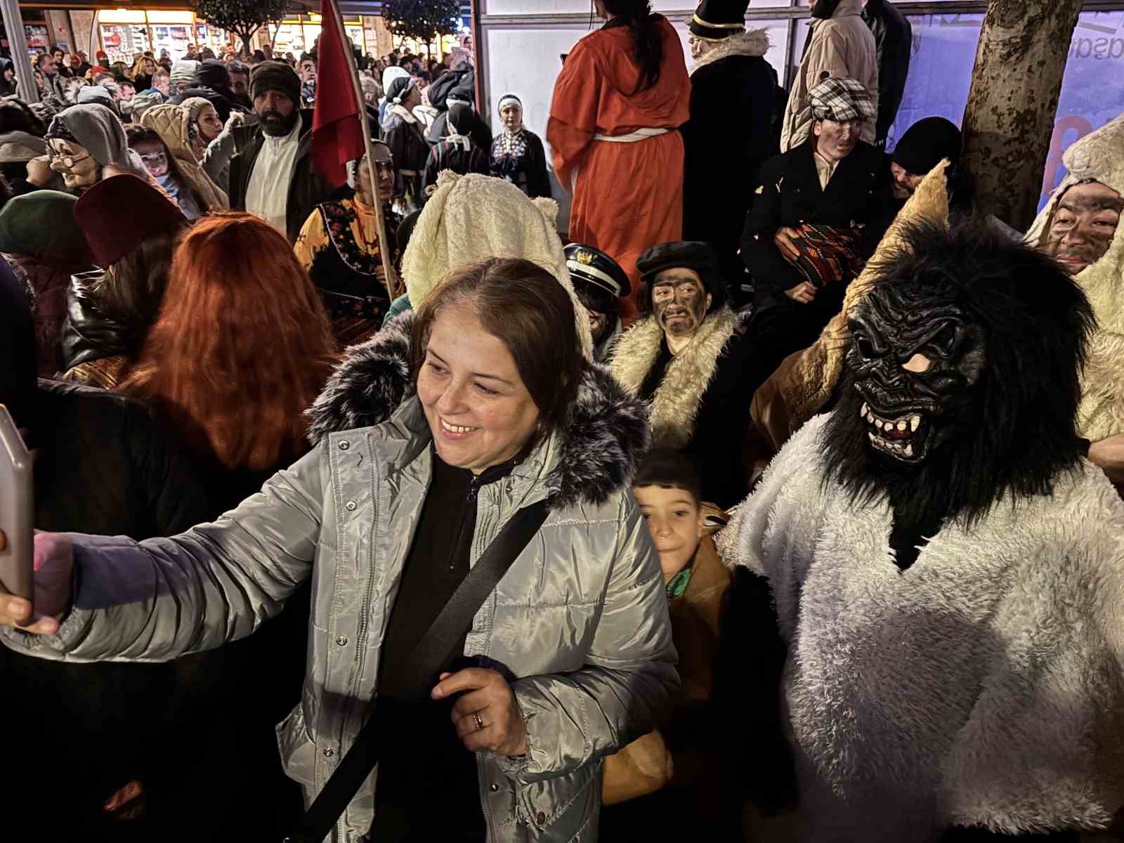 Birbirinden ilginç kostümlerle Kalandar geleneği yaşatıldı
