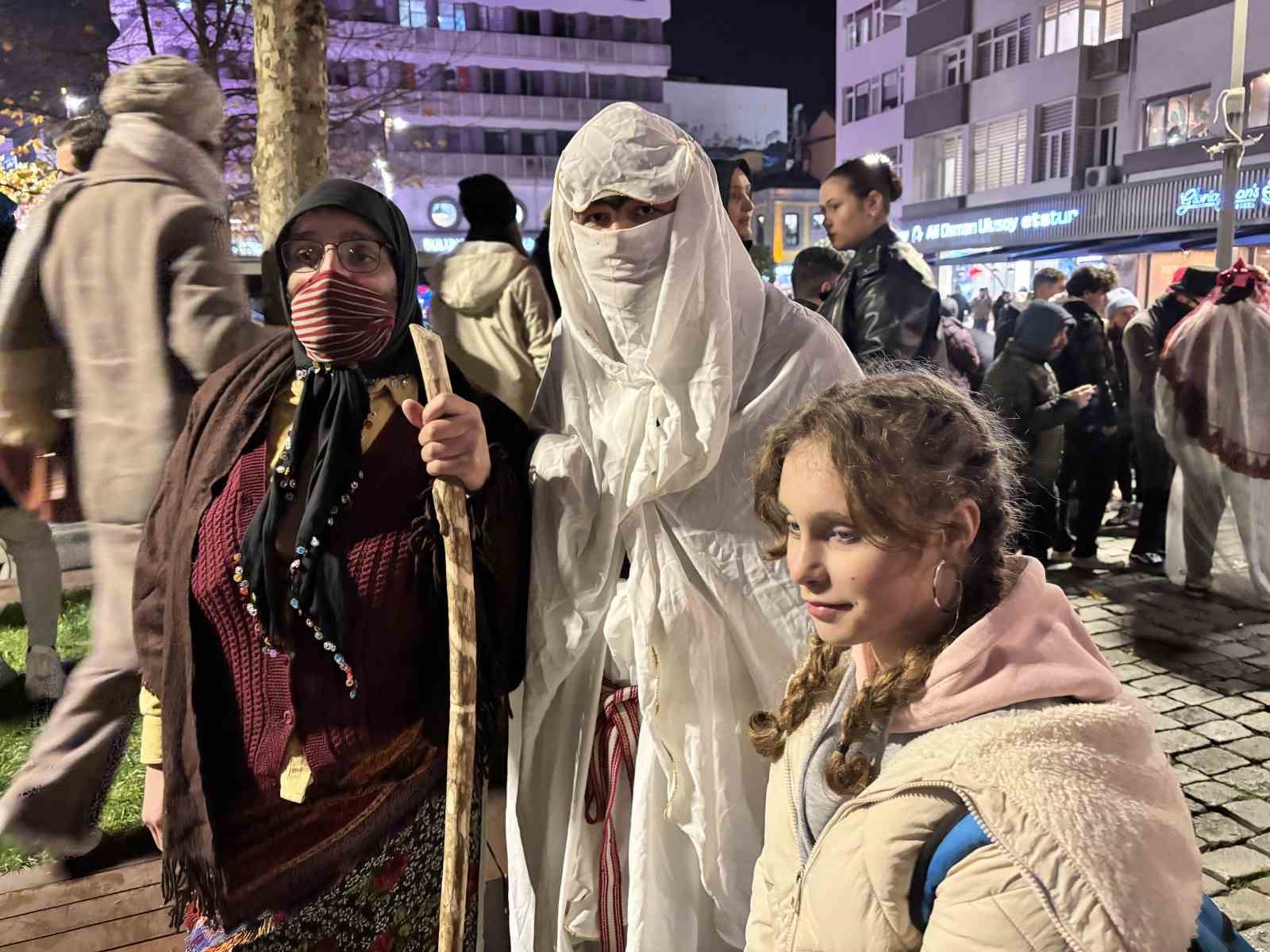 Birbirinden ilginç kostümlerle Kalandar geleneği yaşatıldı
