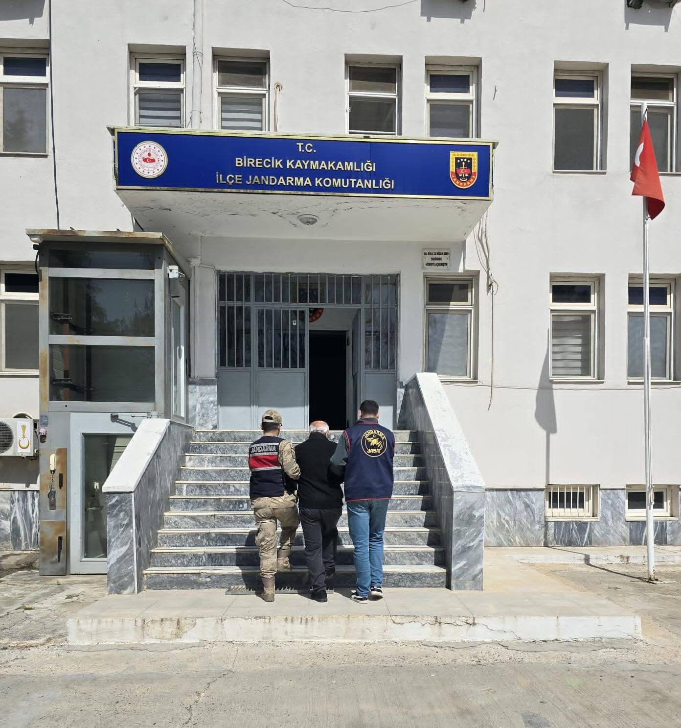 Birecik’te aranan 2 şahıs yakalandı
