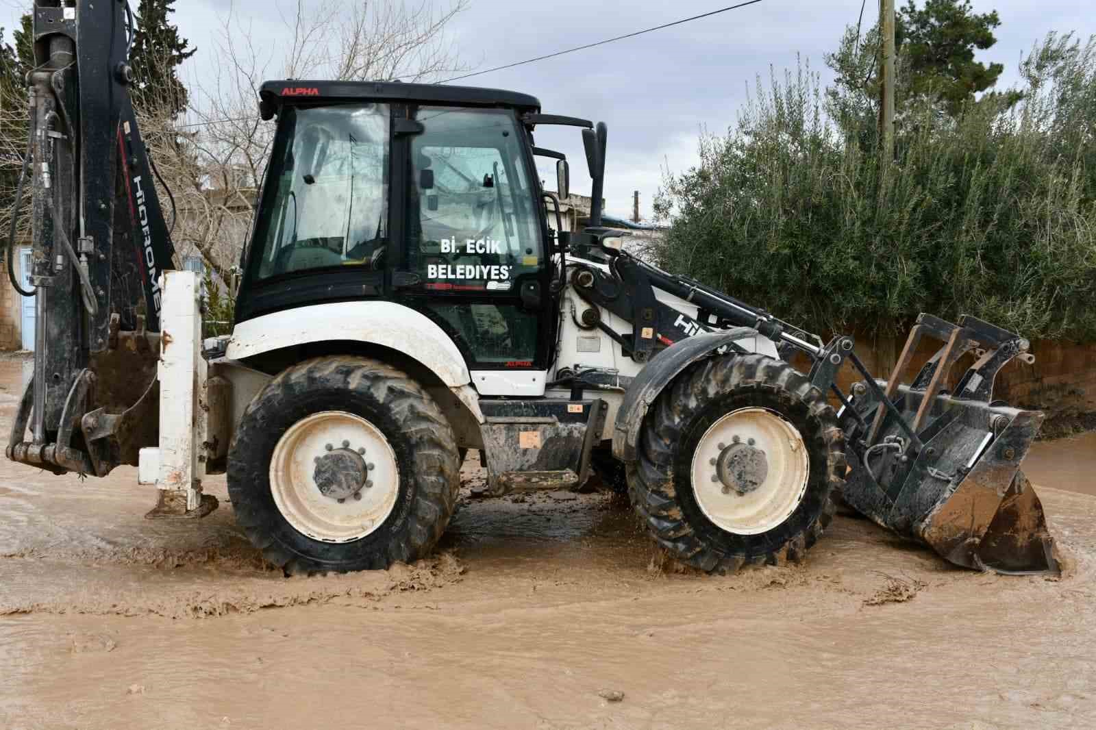 Birecik’te selin yaraları sarılıyor
