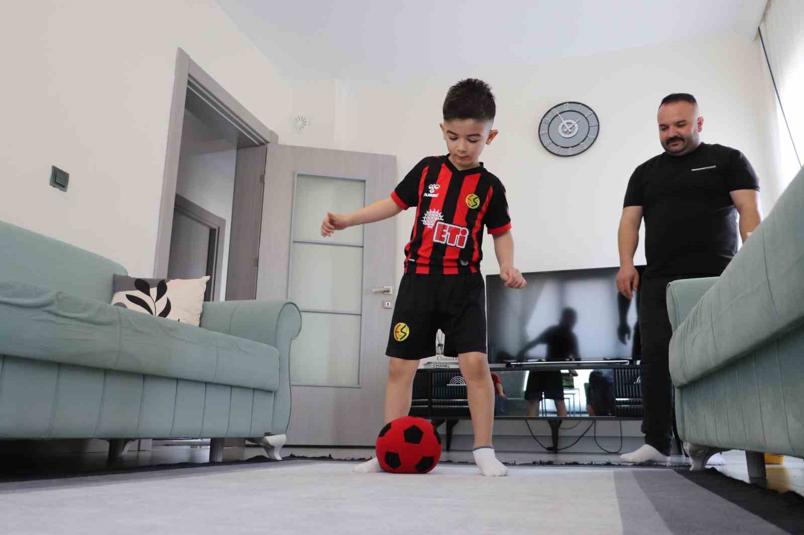 Biriktirdiği tüm parasını şampiyonluk için bağışladı
