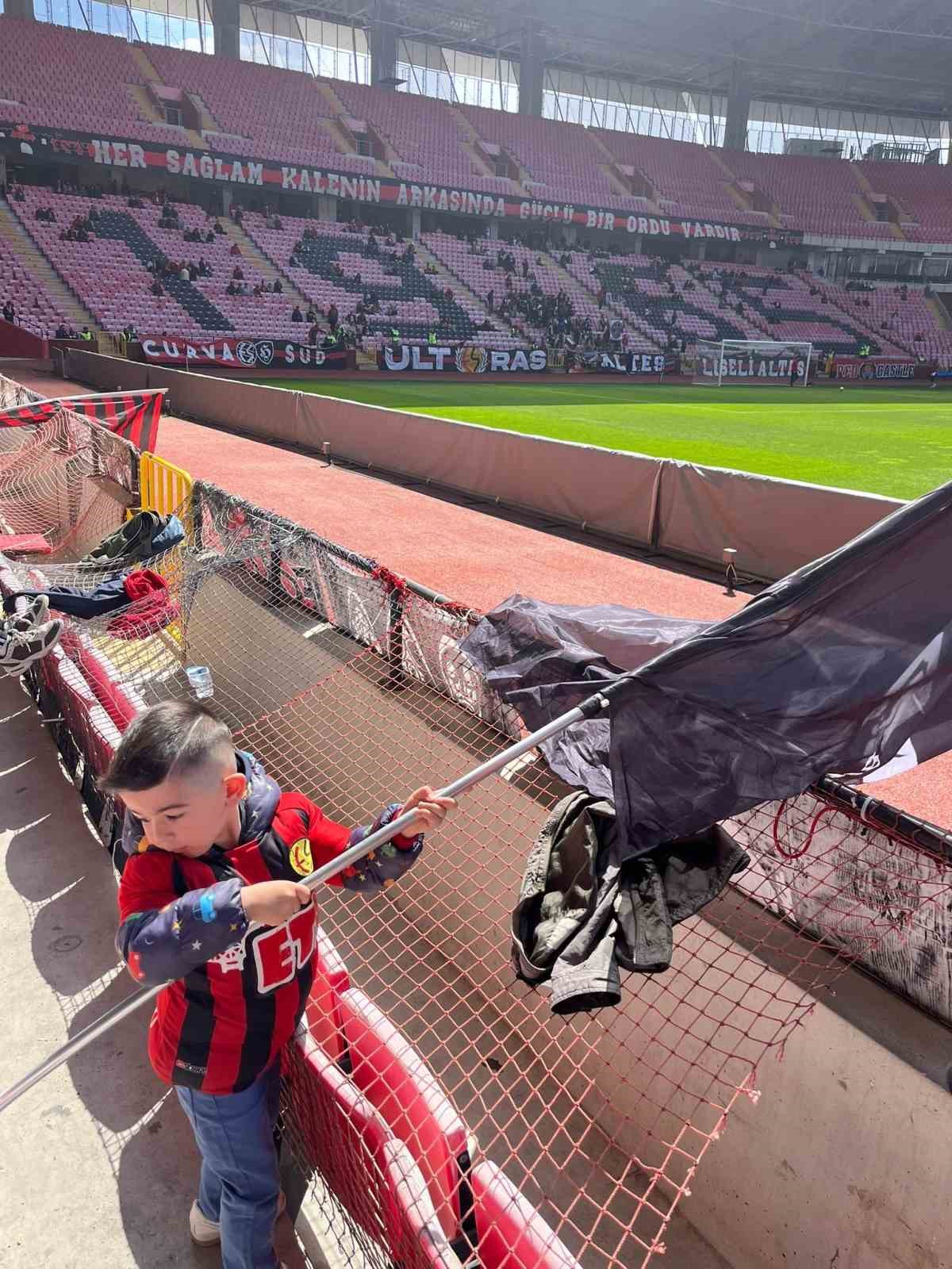 Biriktirdiği tüm parasını şampiyonluk için bağışladı
