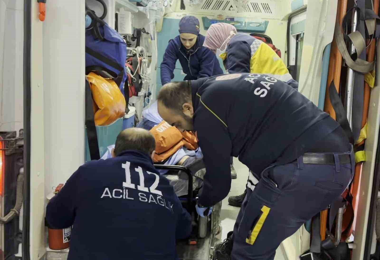 Birlikte yaşadığı kadınla tartışıp cama yumruk atan şahıs ağır yaralandı
