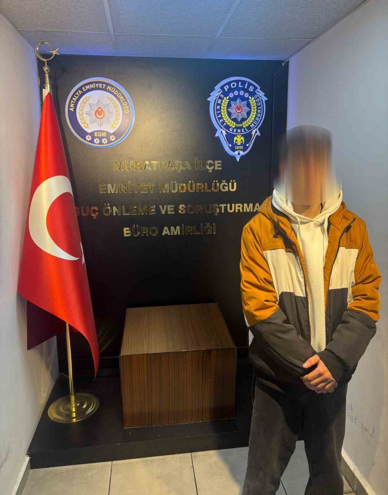 Bisiklet kullanan gencin önünü kesip hakaret etti, gözaltına alındı
