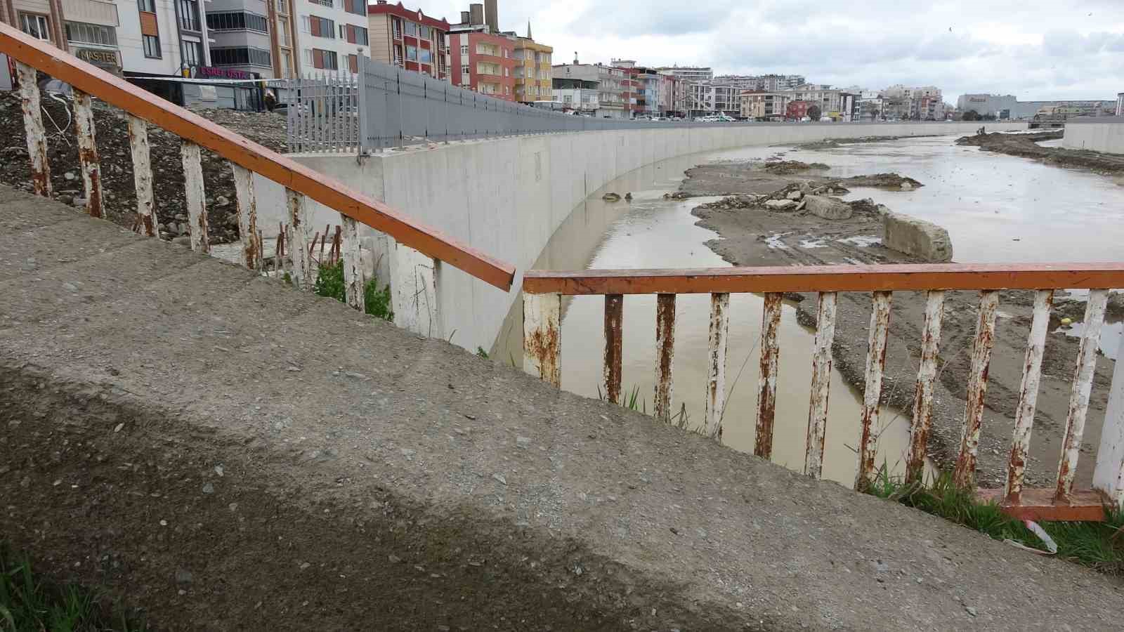 Bisikletiyle ırmağa düşen vatandaş kurtarıldı
