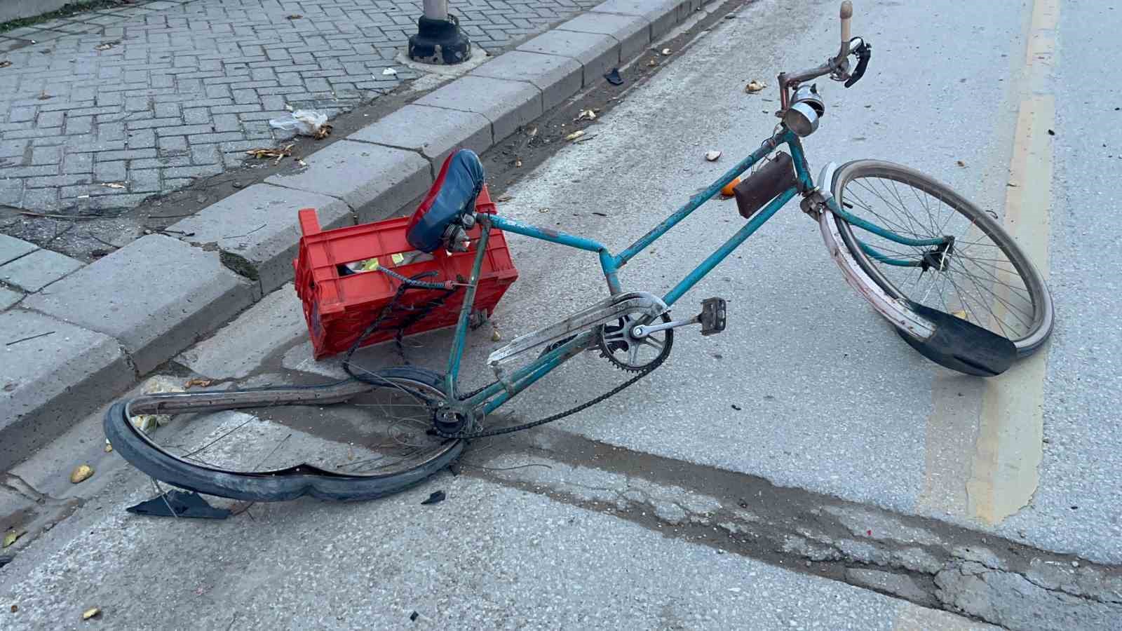 Bisikletli 72 yaşındaki vatandaşa motosiklet çarptı: 2 yaralı
