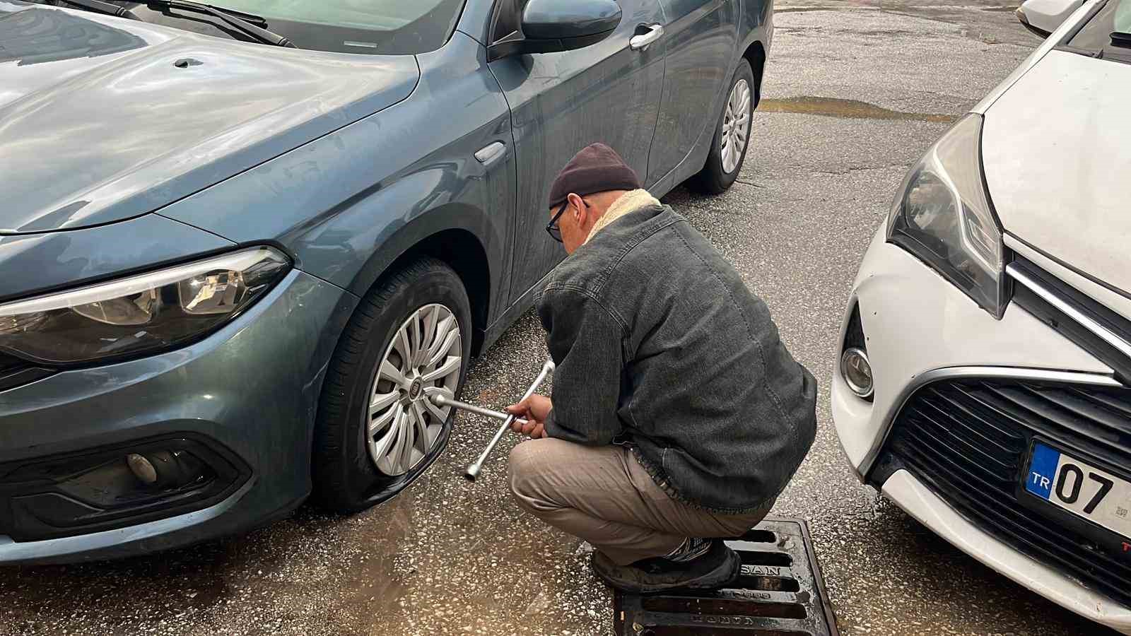 Bisikletli magandalar sürücülerin kabusu oldu: Araçların lastiklerini kesip tuvalete zarar verdiler
