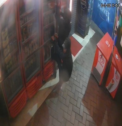 Bisikletli magandalar sürücülerin kabusu oldu: Araçların lastiklerini kesip tuvalete zarar verdiler
