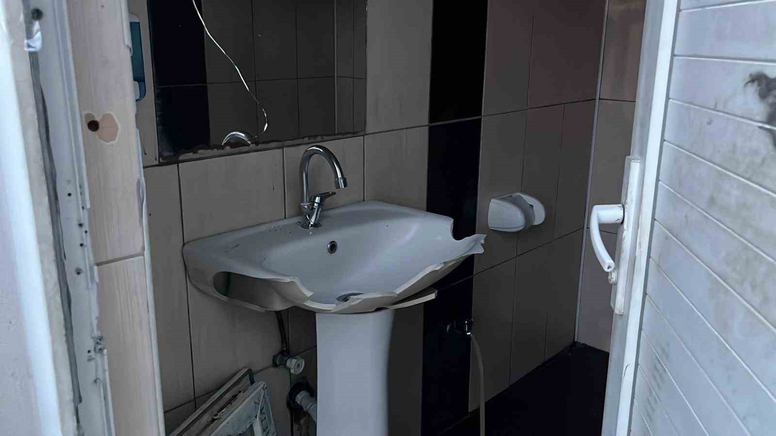 Bisikletli magandalar sürücülerin kabusu oldu: Araçların lastiklerini kesip tuvalete zarar verdiler
