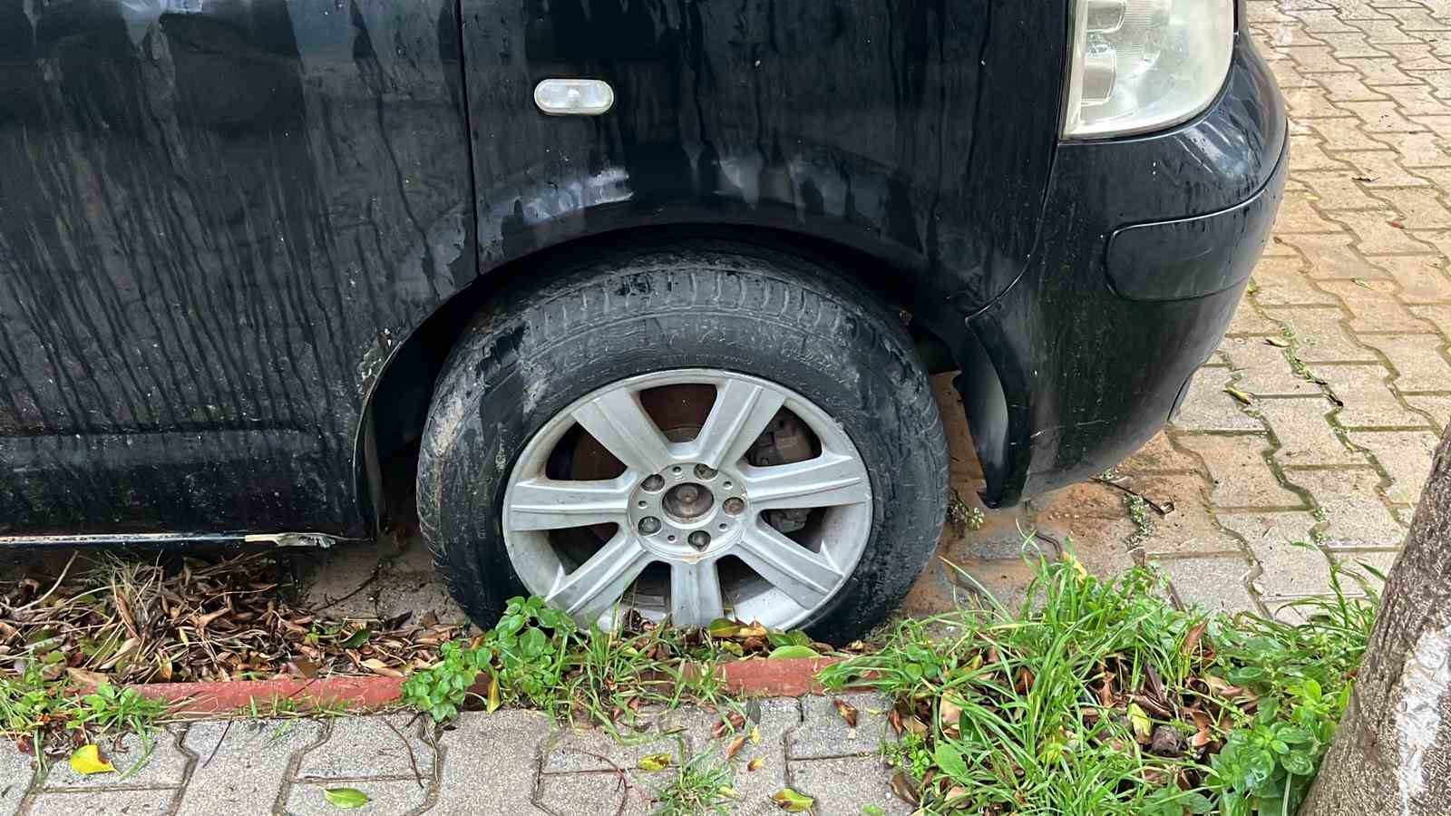 Bisikletli magandalar sürücülerin kabusu oldu: Araçların lastiklerini kesip tuvalete zarar verdiler
