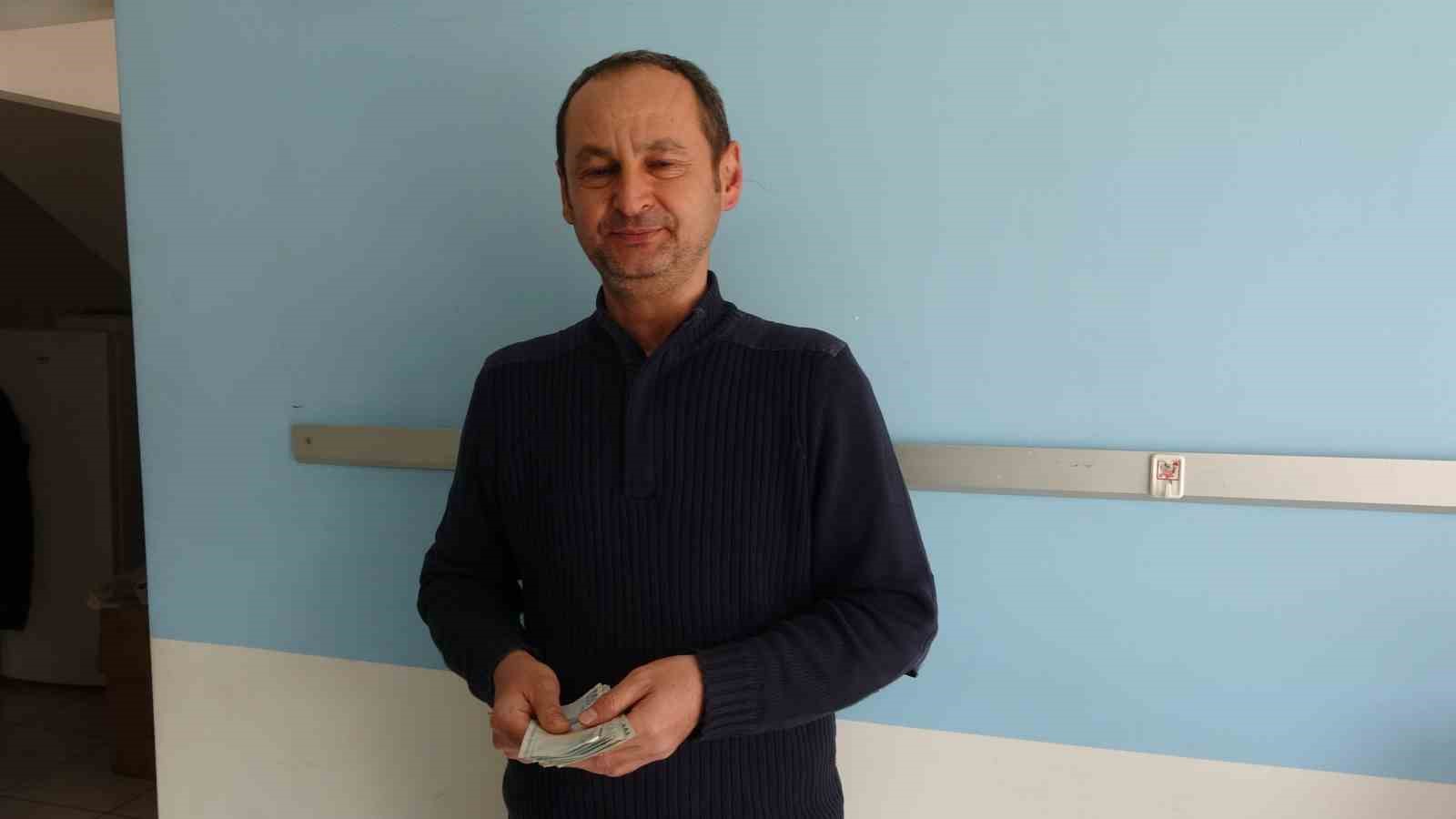 Bisikletli vatandaşın cebinden paralar yola saçıldı, duyarlı esnaf toplayıp sahibini beklemeye başladı
Bisikletli vatandaşın cebinden paralar yola saçıldı, duyarlı esnaf toplayıp sahibini beklemeye başladı