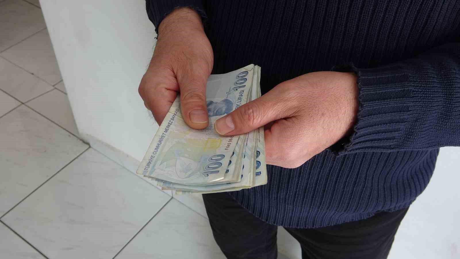 Bisikletli vatandaşın cebinden paralar yola saçıldı, duyarlı esnaf toplayıp sahibini beklemeye başladı
Bisikletli vatandaşın cebinden paralar yola saçıldı, duyarlı esnaf toplayıp sahibini beklemeye başladı