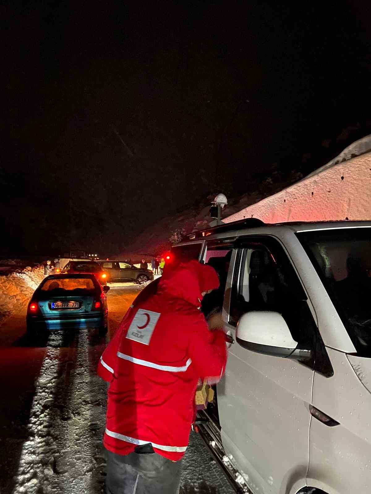 Bitlis-Baykan yolu ulaşıma kapandı, 3 saat sonra kontrollü açıldı
