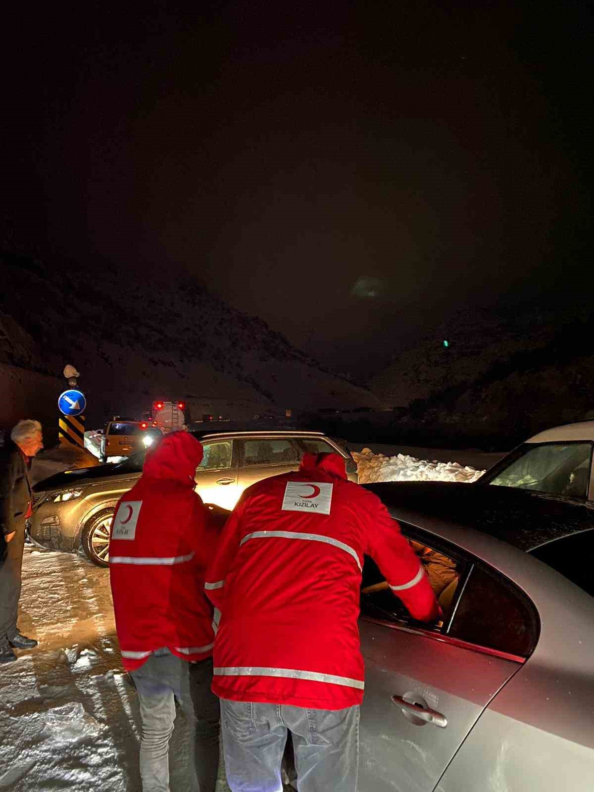 Bitlis-Baykan yolu ulaşıma kapandı, 3 saat sonra kontrollü açıldı
