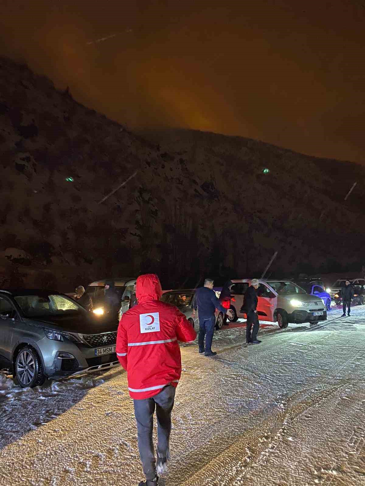 Bitlis-Baykan yolu ulaşıma kapandı, 3 saat sonra kontrollü açıldı
