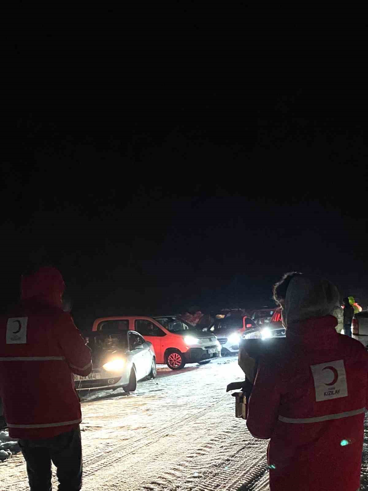 Bitlis-Baykan yolu ulaşıma kapandı, 3 saat sonra kontrollü açıldı
