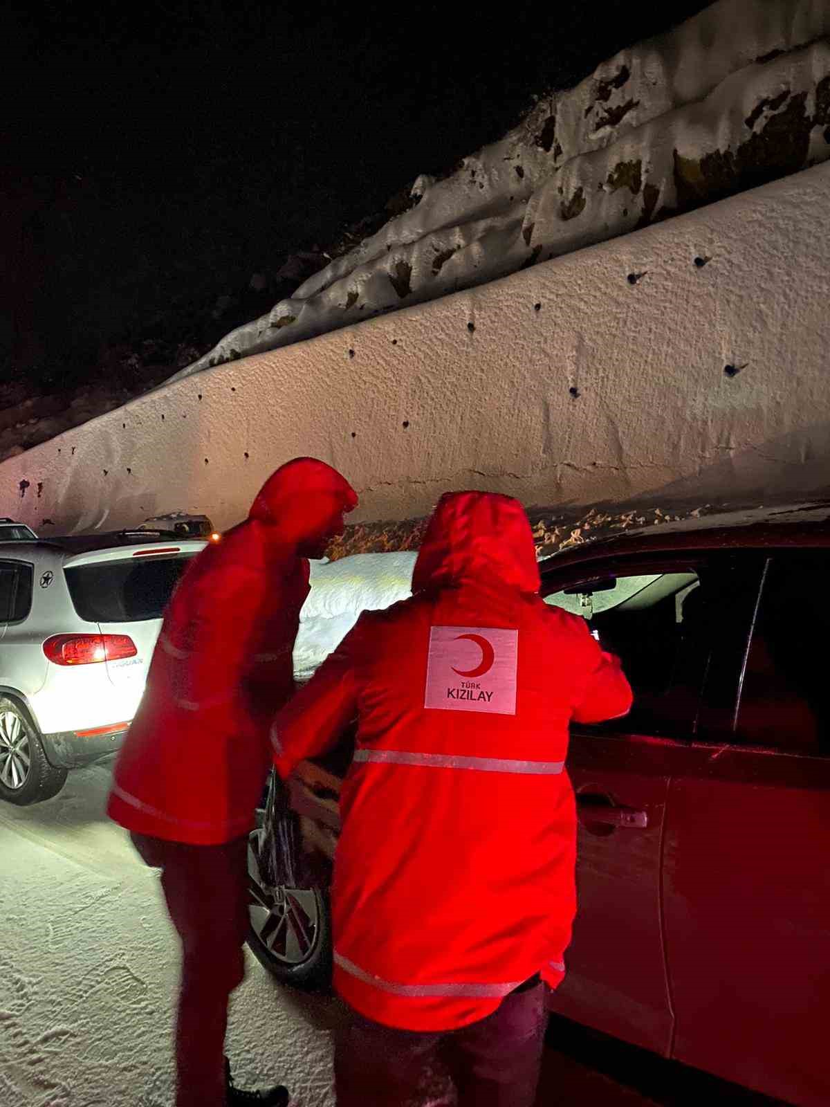 Bitlis-Baykan yolu ulaşıma kapandı, 3 saat sonra kontrollü açıldı
