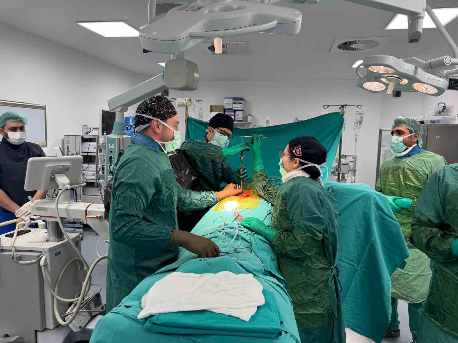 Bitlis Devlet Hastanesi’nde bir ilk: Kapalı yöntem omurga ameliyatı yapıldı
Bitlis Devlet Hastanesi’nde bir ilk: Kapalı yöntem omurga ameliyatı yapıldı