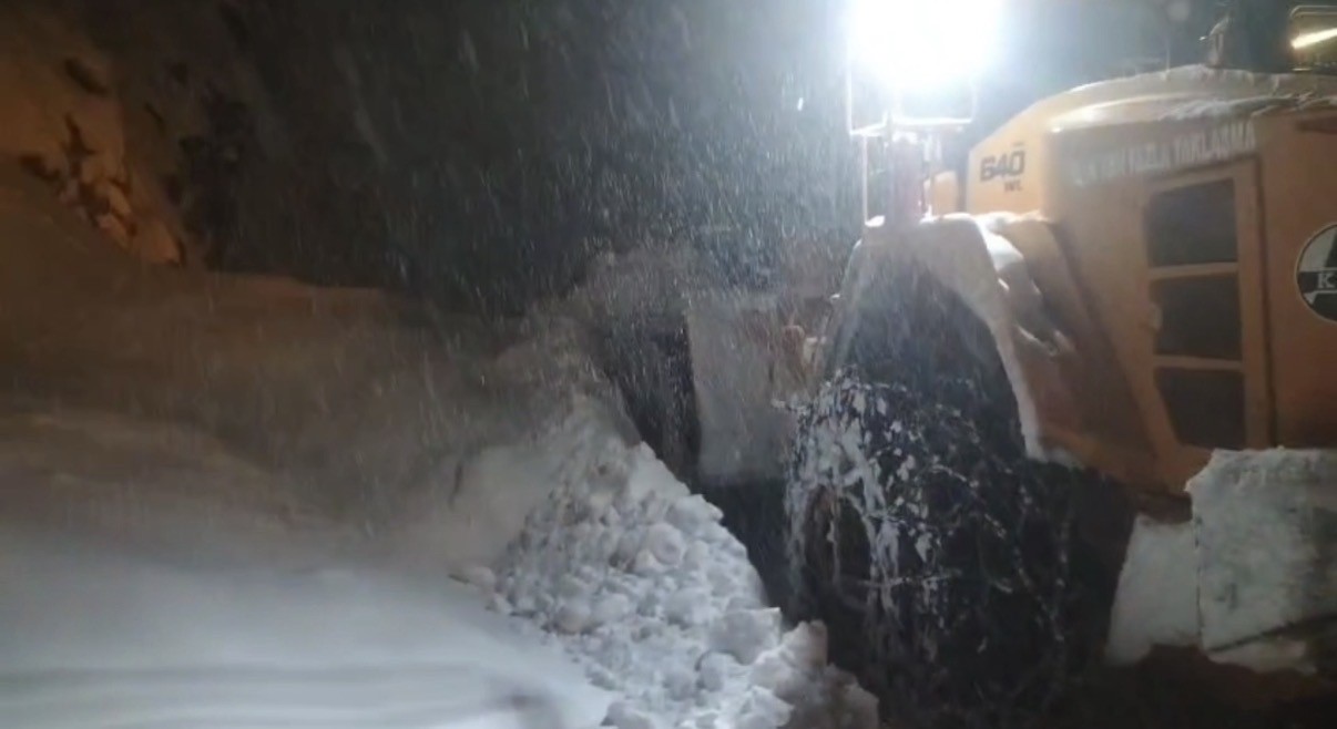 Bitlis-Hizan karayolunda çığ: Ulaşım kontrollü olarak sağlanıyor
