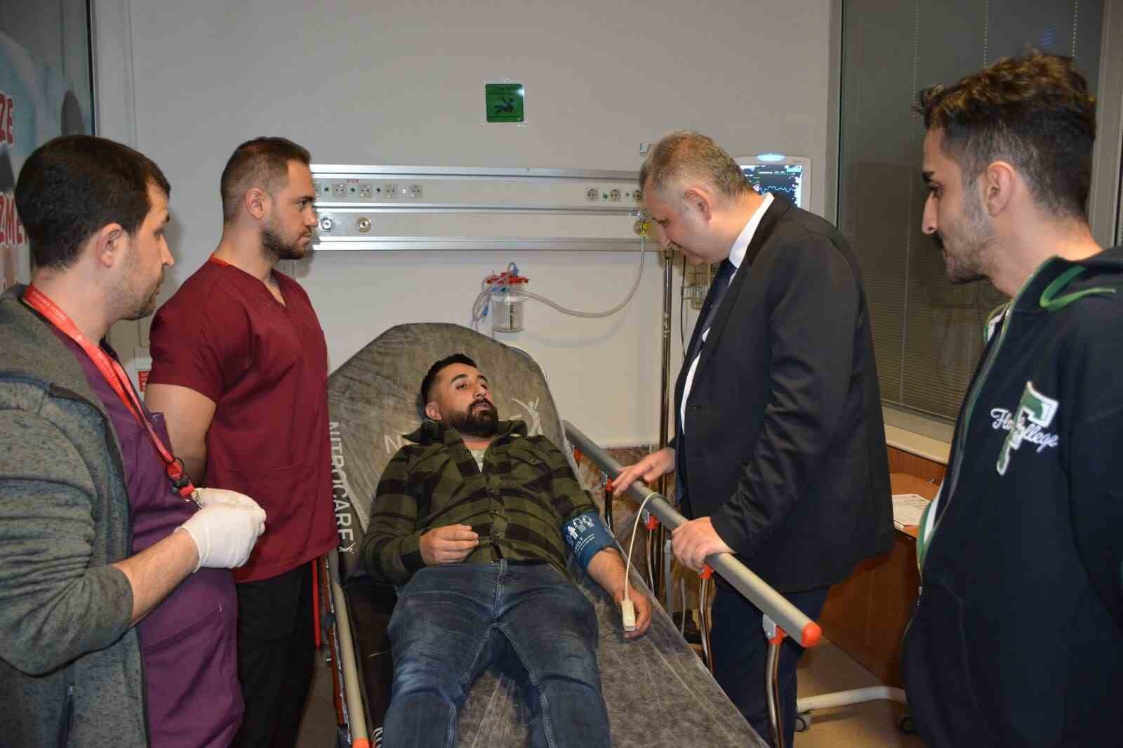 Bitlis İl Sağlık Müdürü Ergene’den hastanede tedavi gören yaralılara ziyaret
