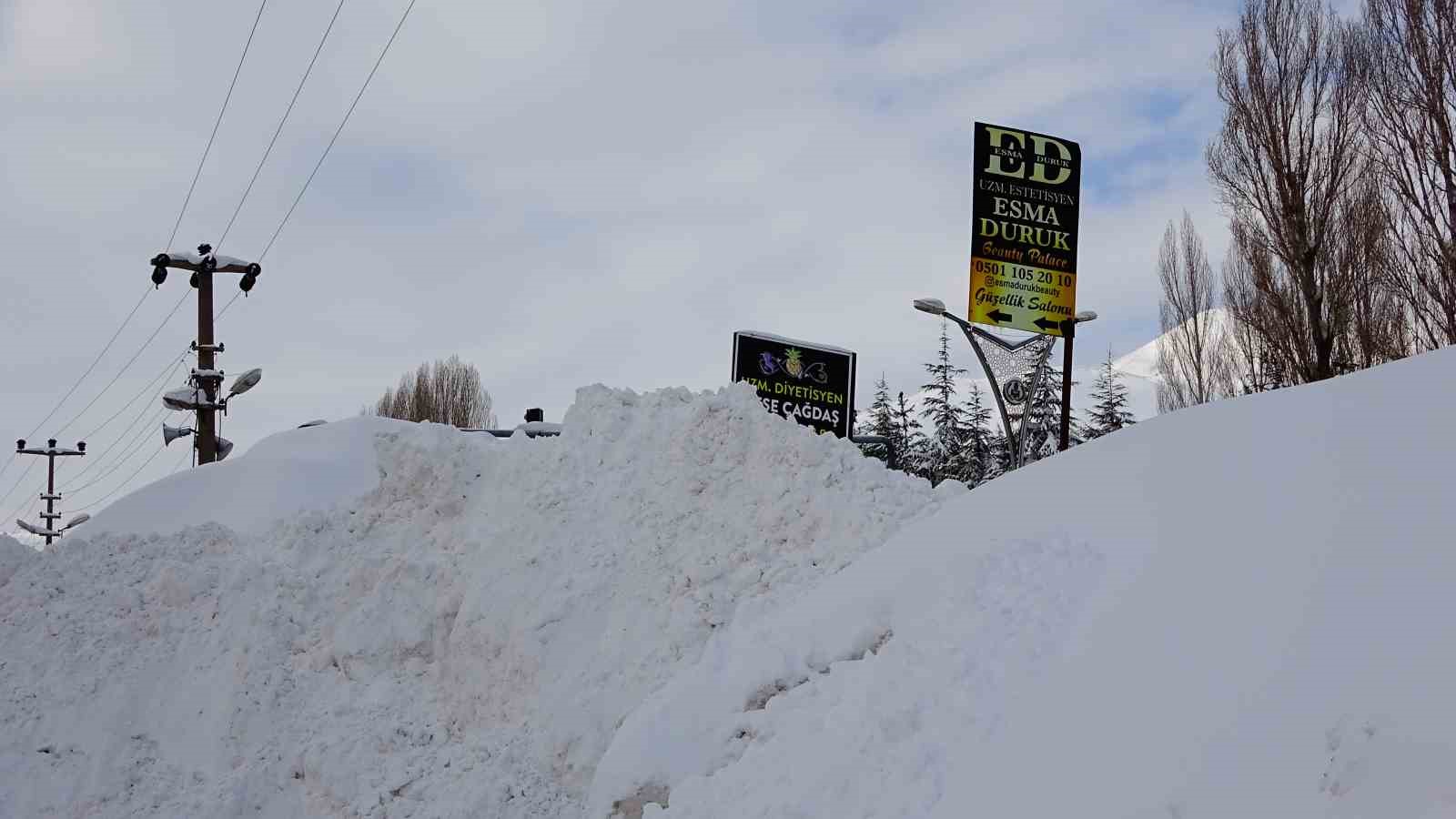 Bitlis kara gömüldü: 294 köy yolu ulaşıma kapandı
