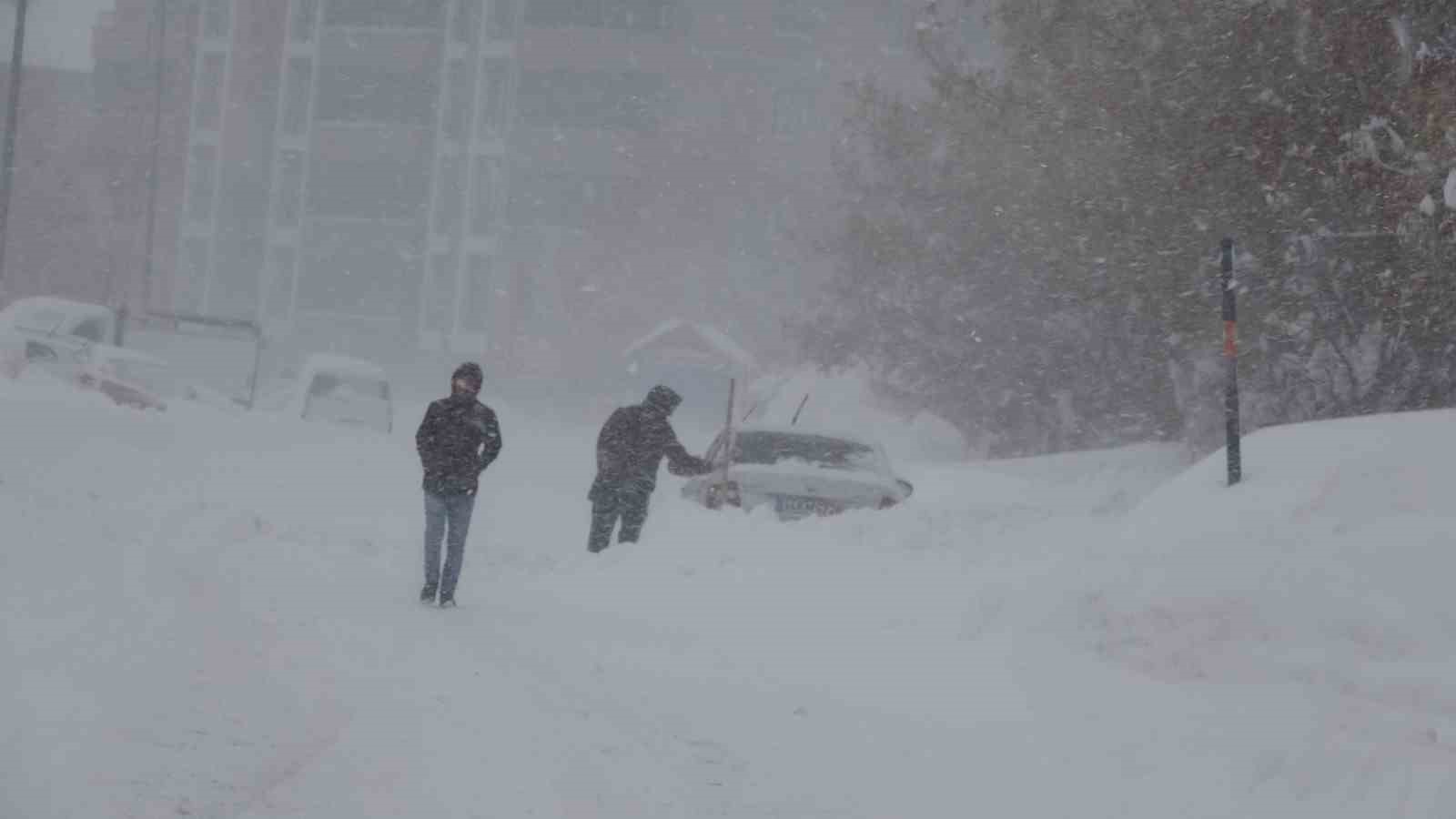 Bitlis kara gömüldü, 335 köy yolu kapalı
