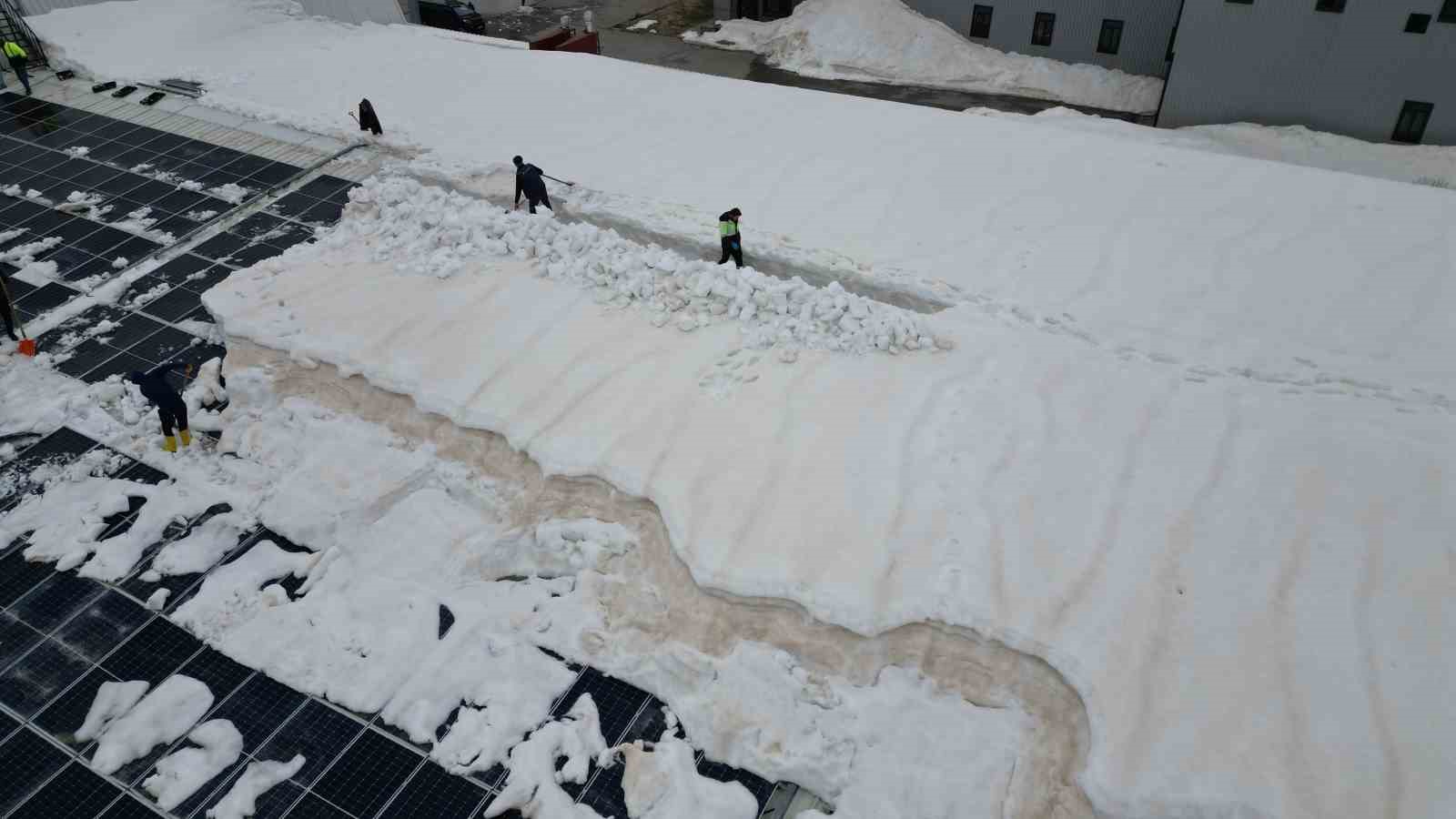 Bitlis OSB’deki çatıda kar yüküne karşı vinçli çözüm

