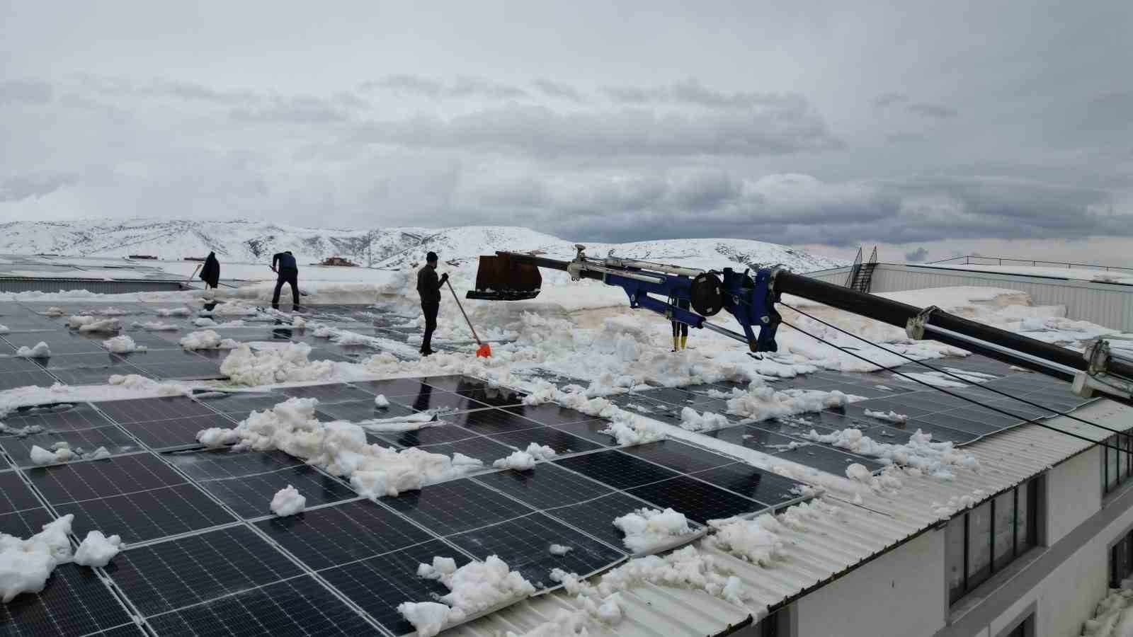 Bitlis OSB’deki çatıda kar yüküne karşı vinçli çözüm
