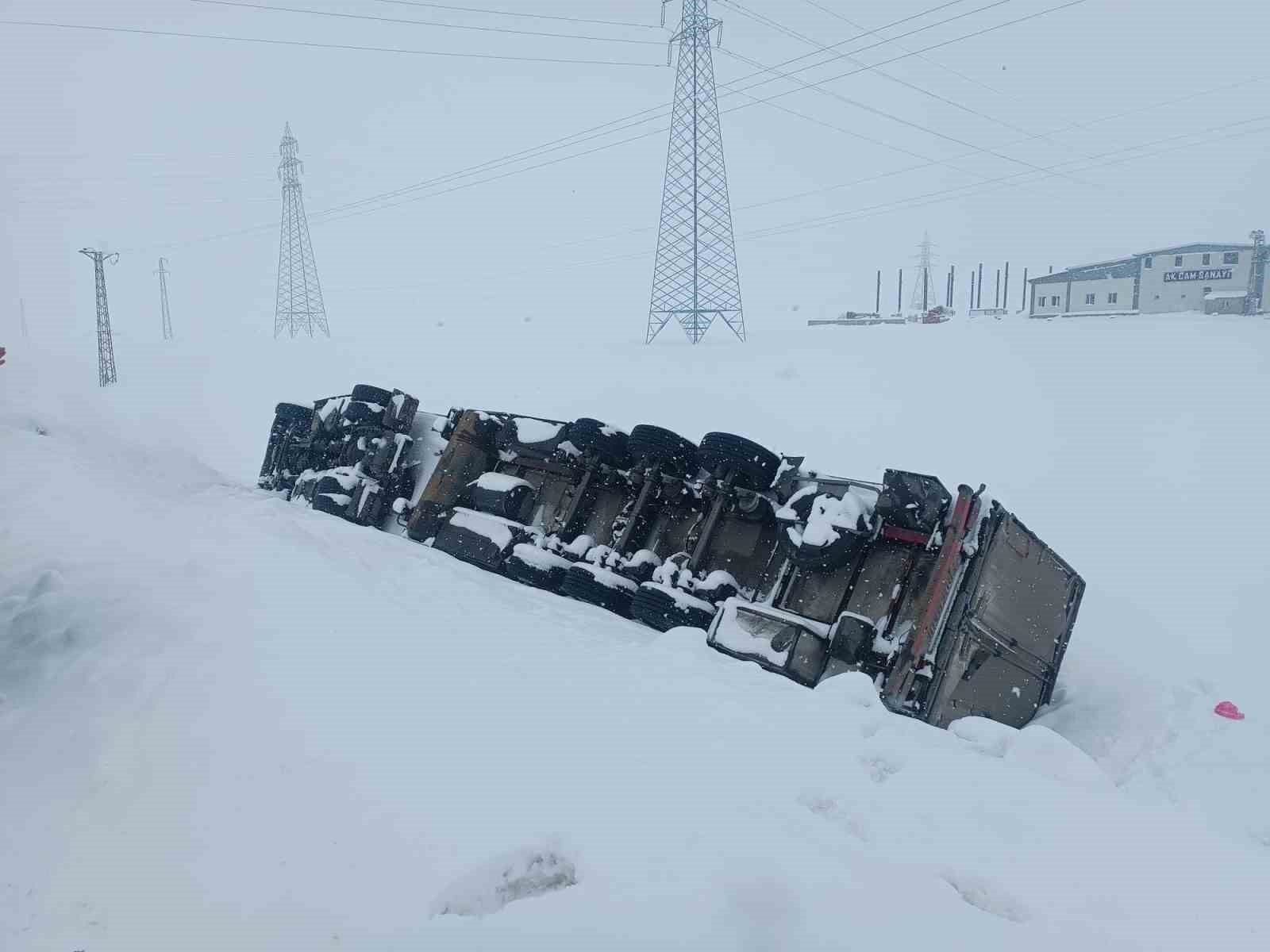 Bitlis-Tatvan yolunda maddi hasarlı tır kazası
