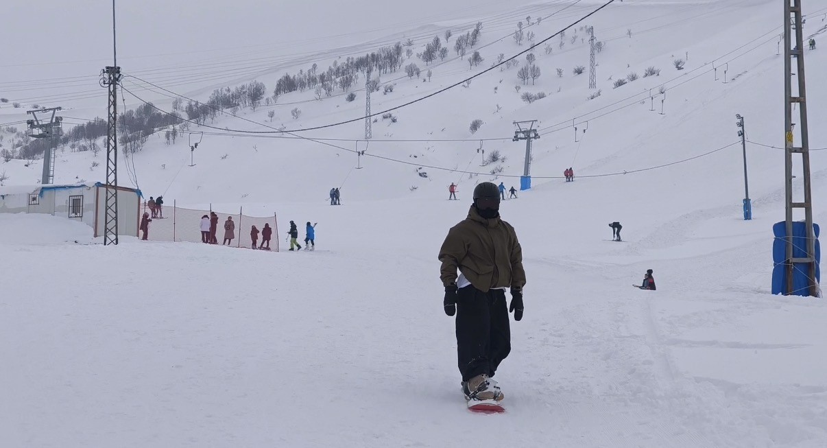 Bitlisli çocuklar tatilde kayak merkezine akın etti
Bitlisli çocuklar tatilde kayak merkezine akın etti