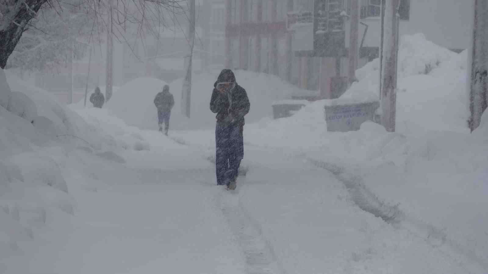 Bitlis’te 111 köy yolu ulaşıma kapandı
