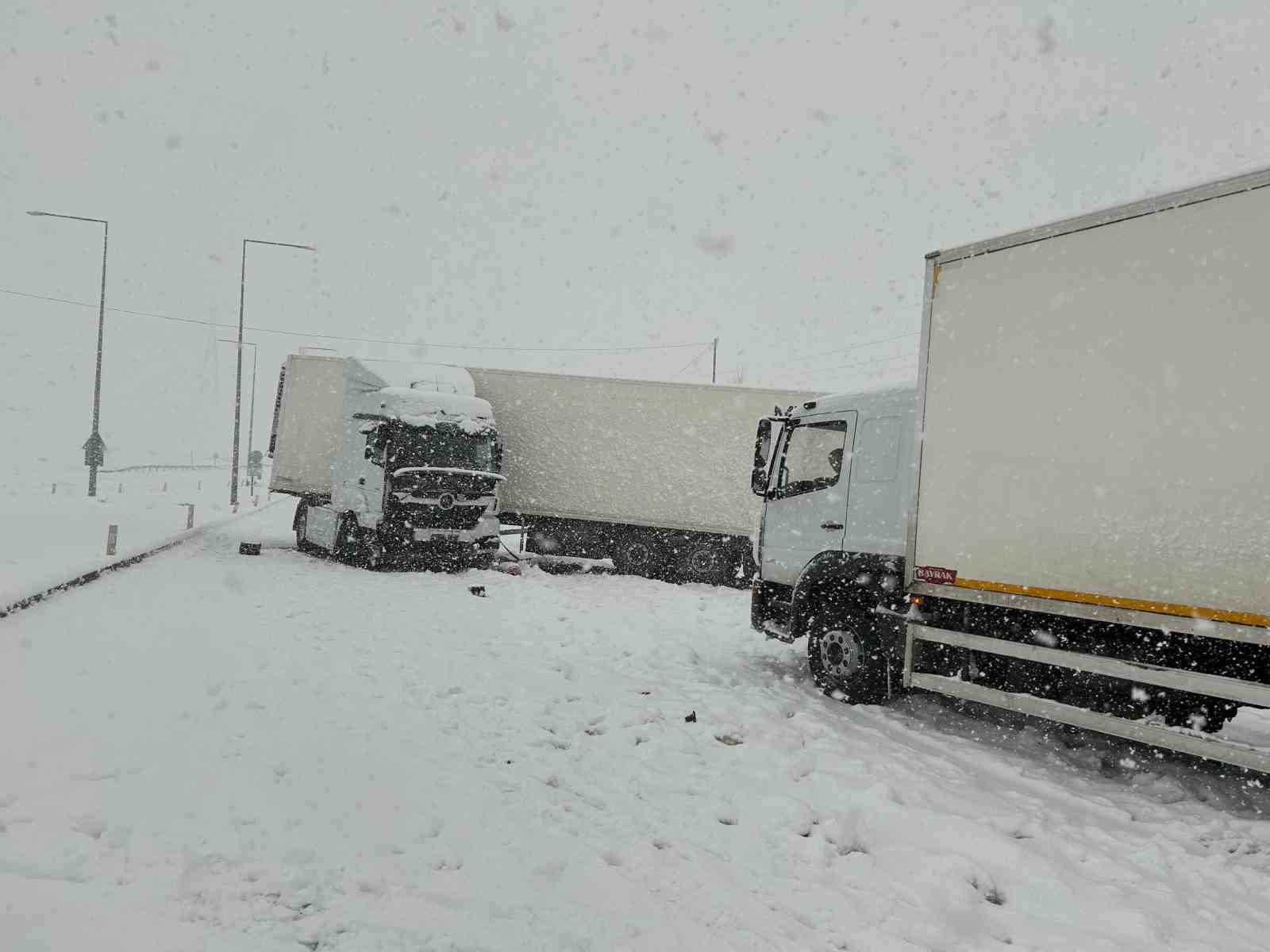 Bitlis’te 4 tır ve 2 otomobil çarpıştı: 5 yaralı
