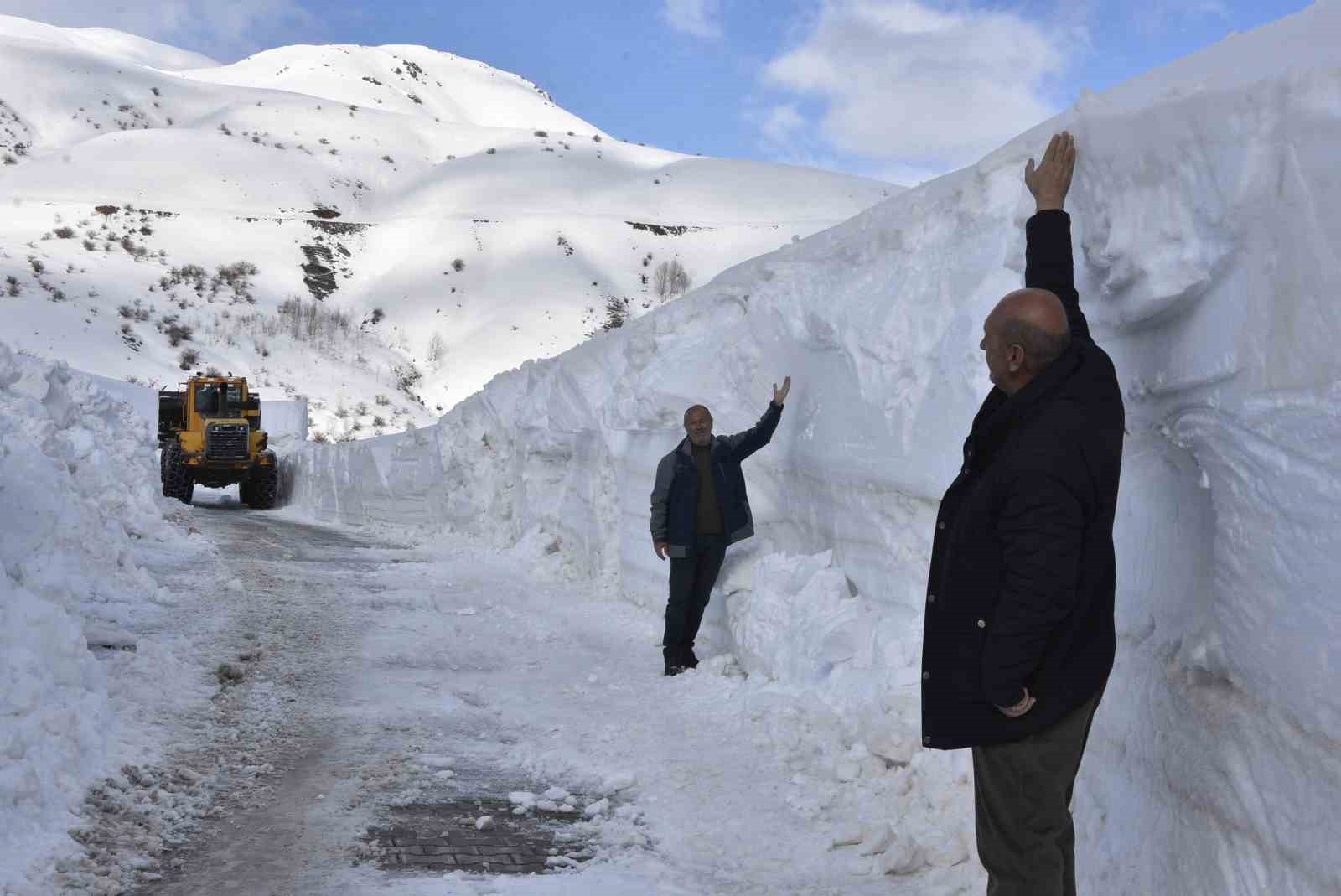 Bitlis’te 5 metreyi bulan karda yol açma çalışması

