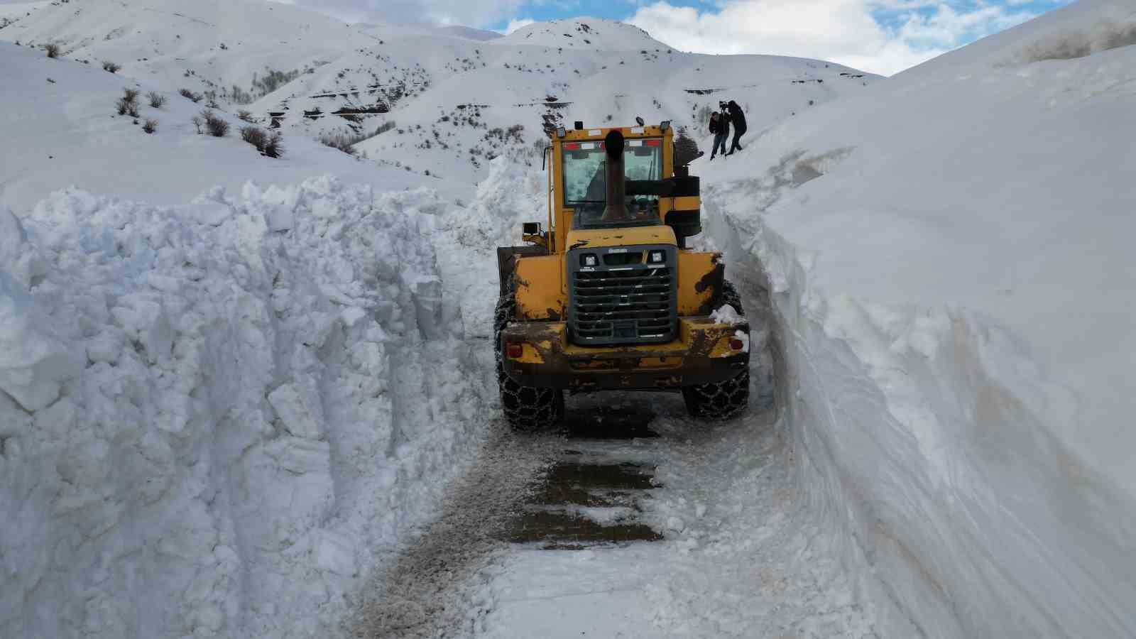 Bitlis’te 5 metreyi bulan karda yol açma çalışması
