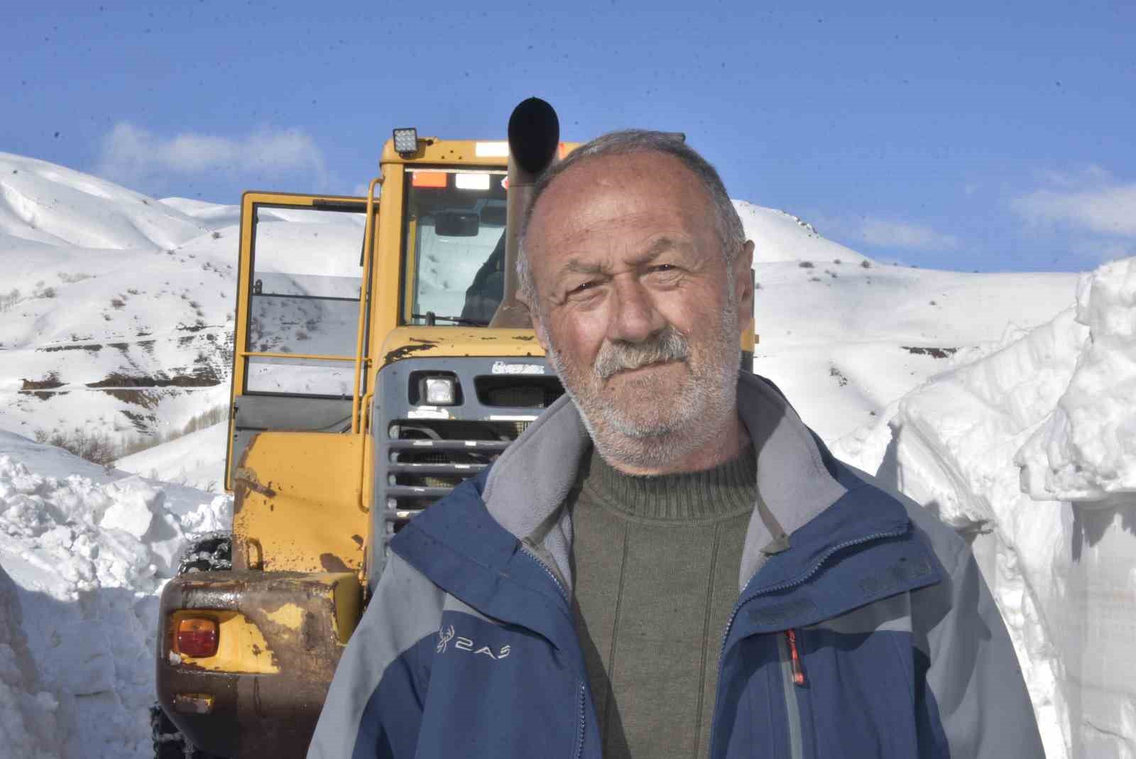 Bitlis’te 5 metreyi bulan karda yol açma çalışması
