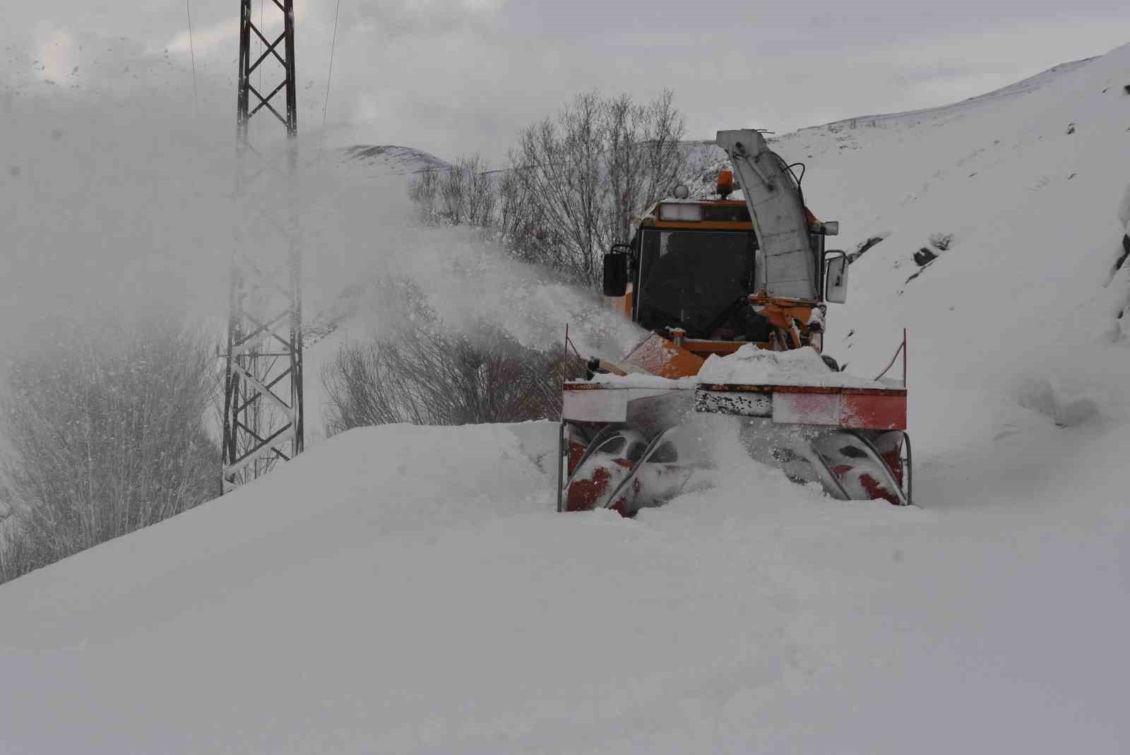 Bitlis’te 6,5 metrelik kar yağışına rağmen 20 bin kilometre yol açıldı
Bitlis’te 6,5 metrelik kar yağışına rağmen 20 bin kilometre yol açıldı