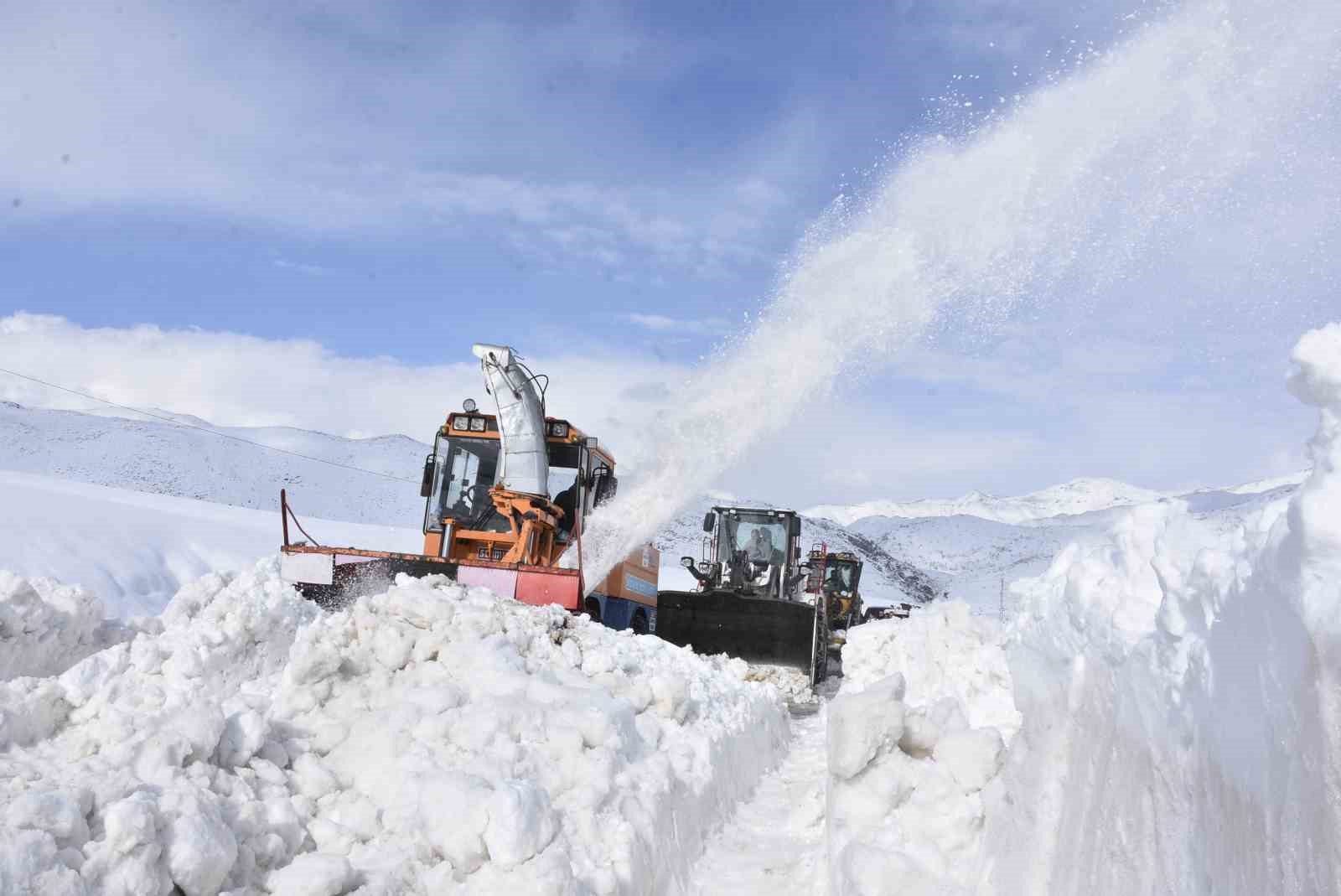 Bitlis’te 6,5 metrelik kar yağışına rağmen 20 bin kilometre yol açıldı
Bitlis’te 6,5 metrelik kar yağışına rağmen 20 bin kilometre yol açıldı
