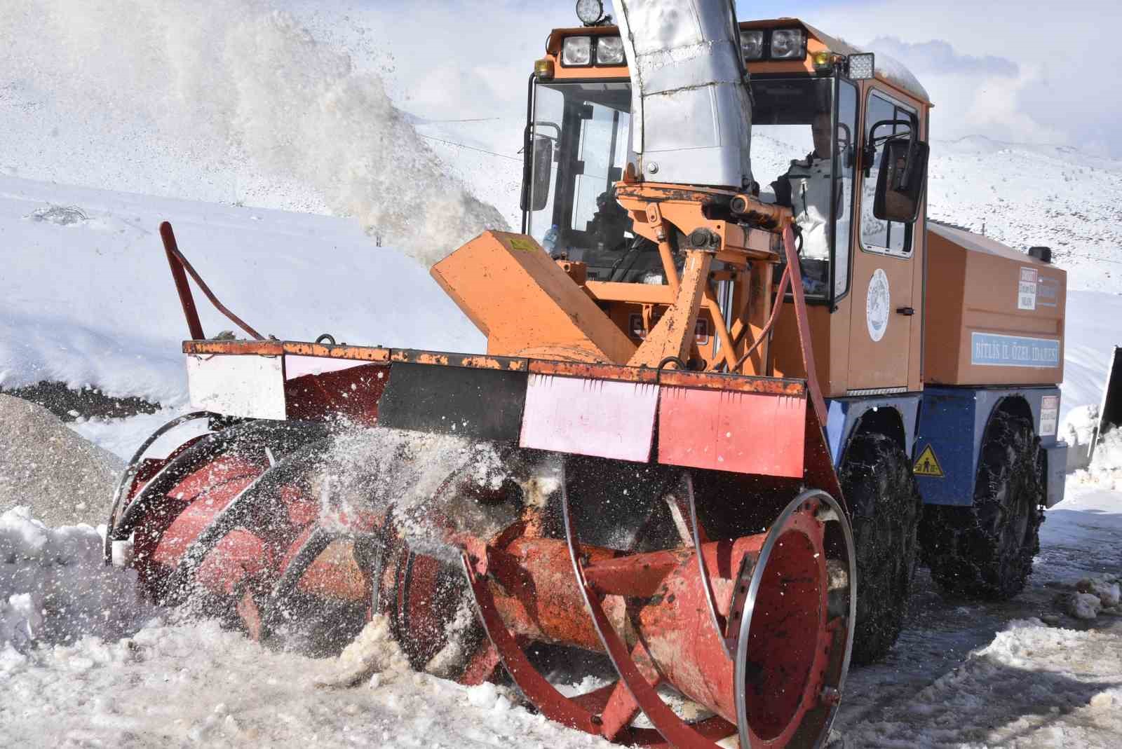 Bitlis’te 6,5 metrelik kar yağışına rağmen 20 bin kilometre yol açıldı
Bitlis’te 6,5 metrelik kar yağışına rağmen 20 bin kilometre yol açıldı