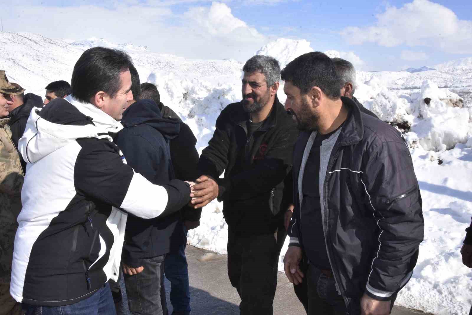 Bitlis’te 6,5 metrelik kar yağışına rağmen 20 bin kilometre yol açıldı
Bitlis’te 6,5 metrelik kar yağışına rağmen 20 bin kilometre yol açıldı