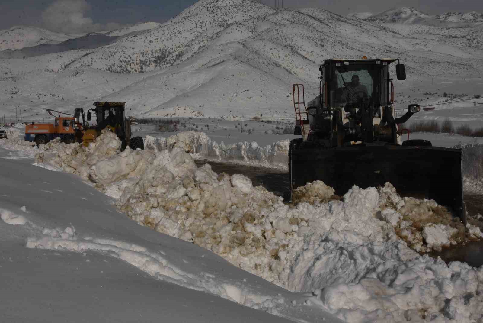 Bitlis’te 6,5 metrelik kar yağışına rağmen 20 bin kilometre yol açıldı
Bitlis’te 6,5 metrelik kar yağışına rağmen 20 bin kilometre yol açıldı