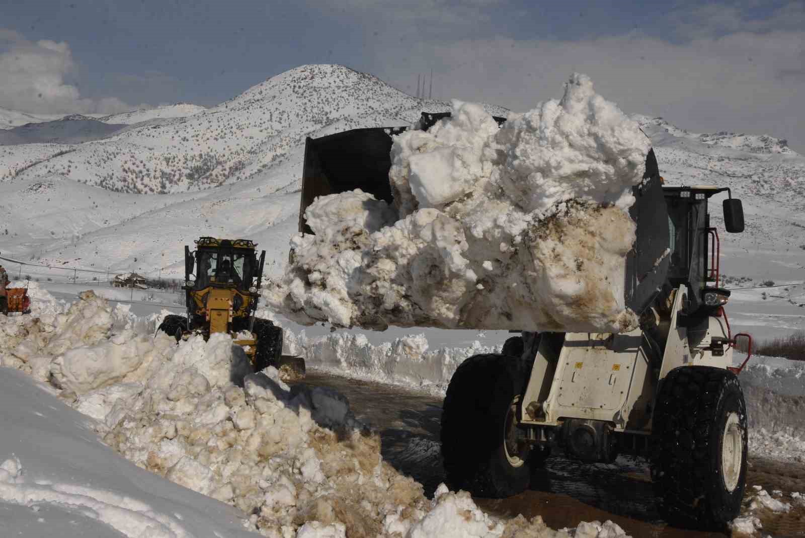 Bitlis’te 6,5 metrelik kar yağışına rağmen 20 bin kilometre yol açıldı
Bitlis’te 6,5 metrelik kar yağışına rağmen 20 bin kilometre yol açıldı