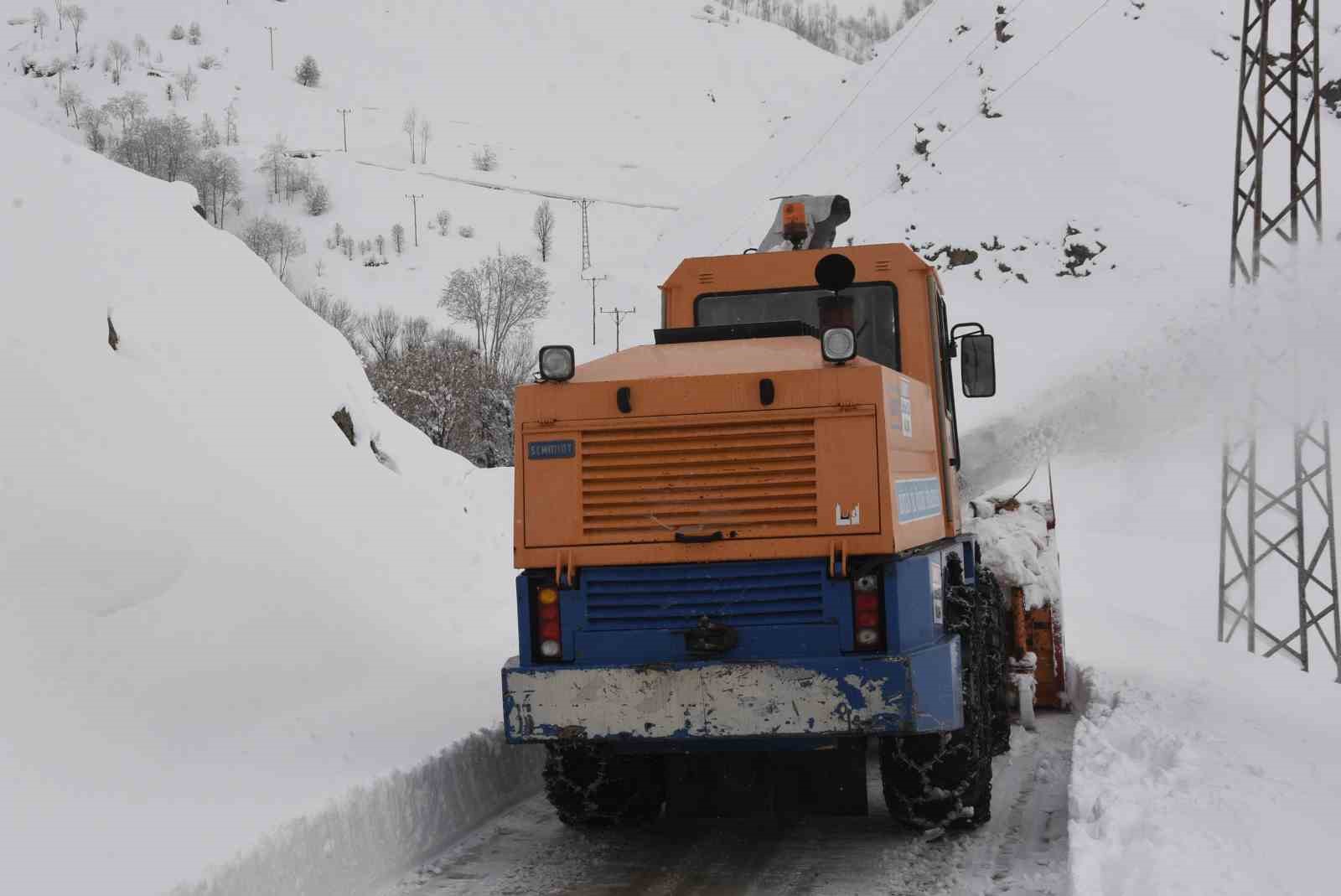 Bitlis’te 6,5 metrelik kar yağışına rağmen 20 bin kilometre yol açıldı
Bitlis’te 6,5 metrelik kar yağışına rağmen 20 bin kilometre yol açıldı