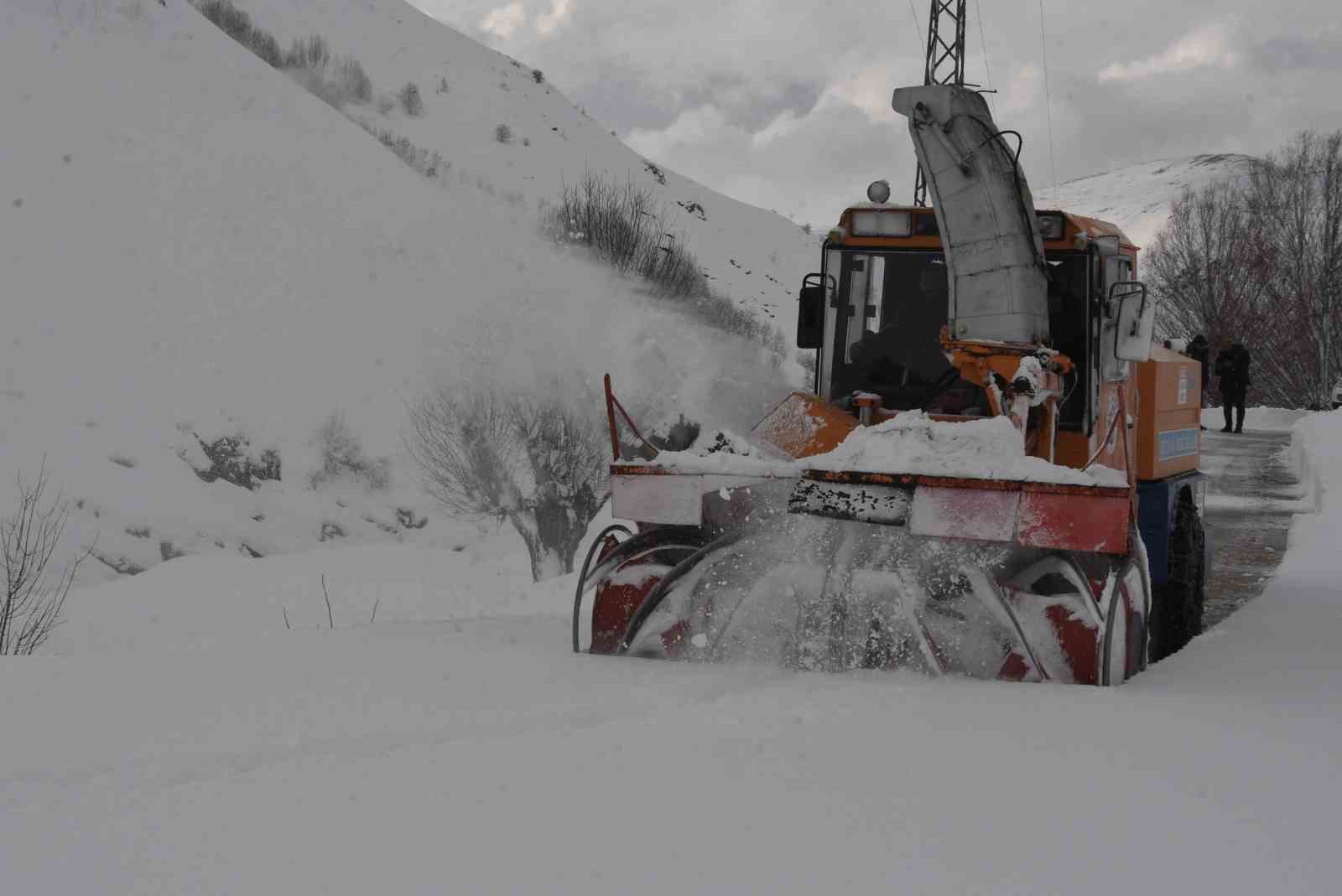 Bitlis’te 6,5 metrelik kar yağışına rağmen 20 bin kilometre yol açıldı
Bitlis’te 6,5 metrelik kar yağışına rağmen 20 bin kilometre yol açıldı