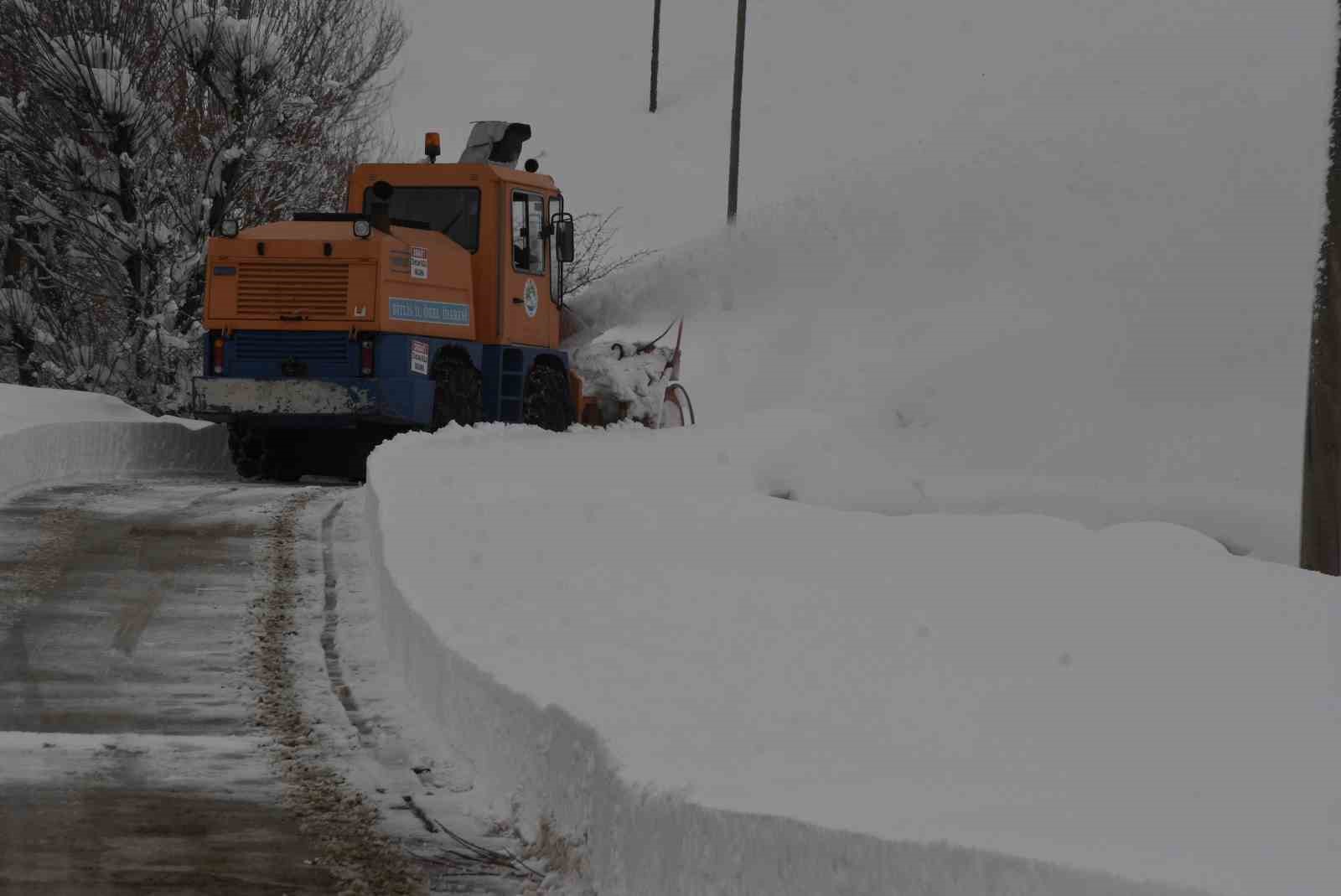 Bitlis’te 6,5 metrelik kar yağışına rağmen 20 bin kilometre yol açıldı
Bitlis’te 6,5 metrelik kar yağışına rağmen 20 bin kilometre yol açıldı
