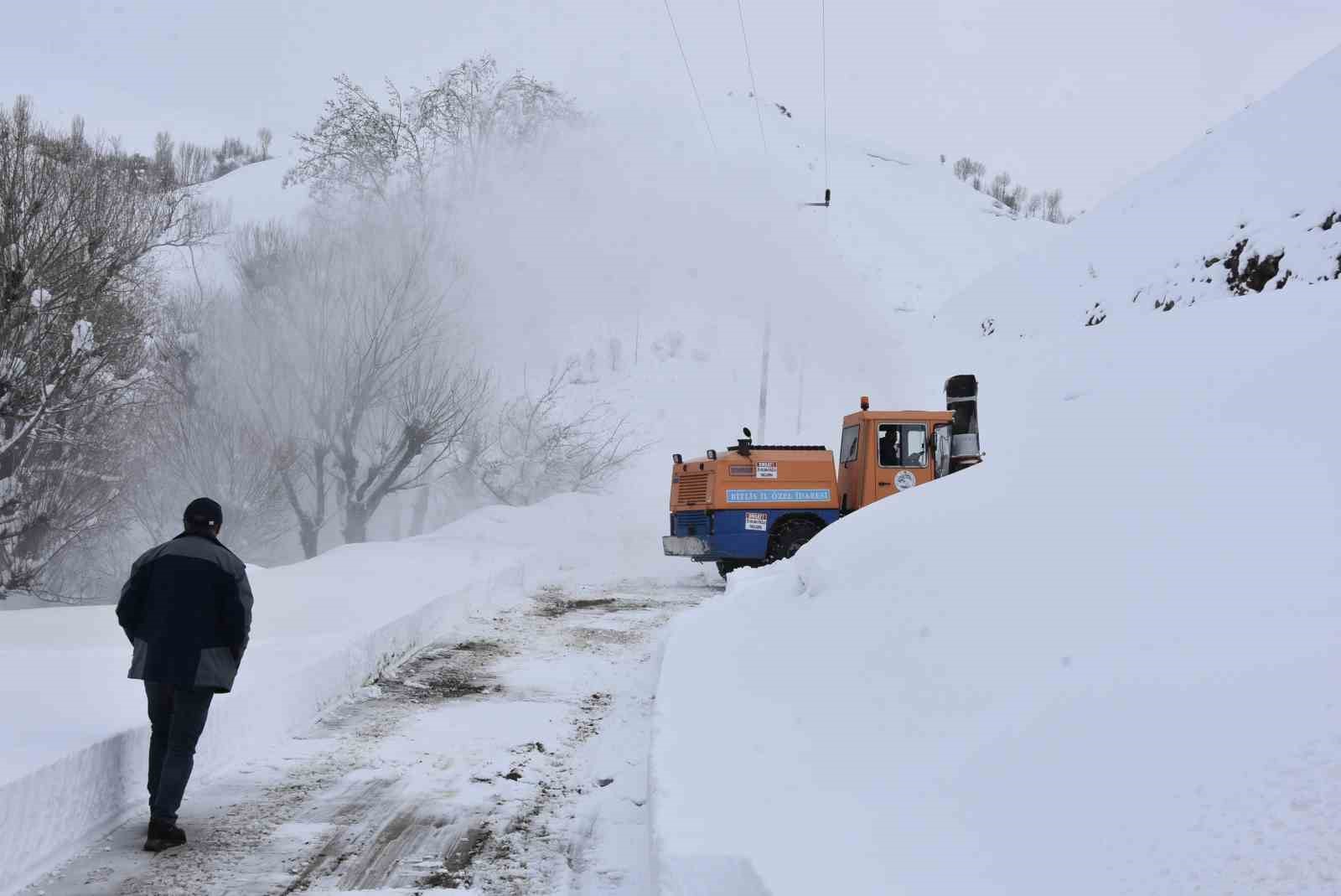 Bitlis’te 6,5 metrelik kar yağışına rağmen 20 bin kilometre yol açıldı
Bitlis’te 6,5 metrelik kar yağışına rağmen 20 bin kilometre yol açıldı